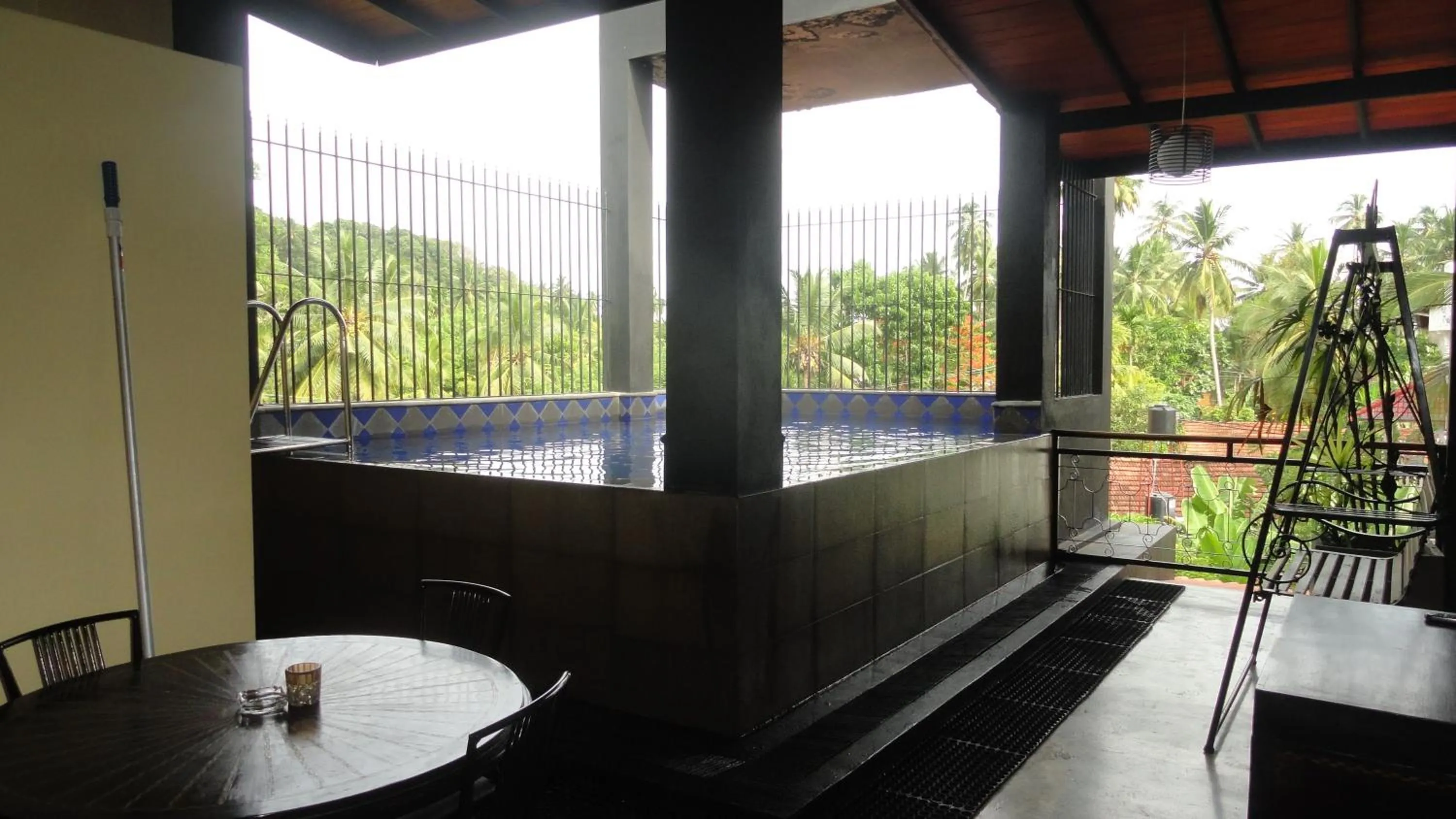 Swimming pool in Hotel Flower Garden