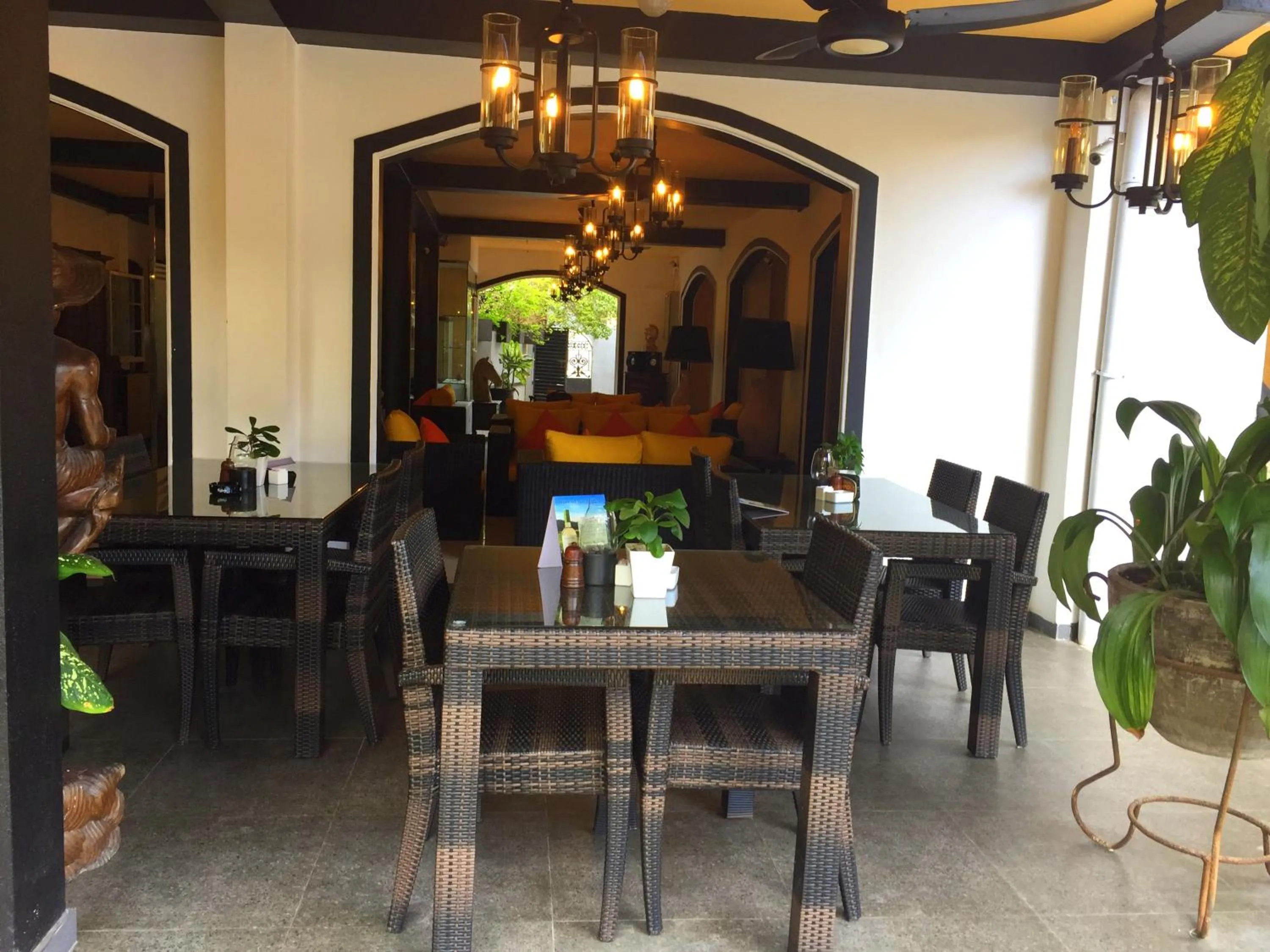 Restaurant/places to eat in Hotel Flower Garden