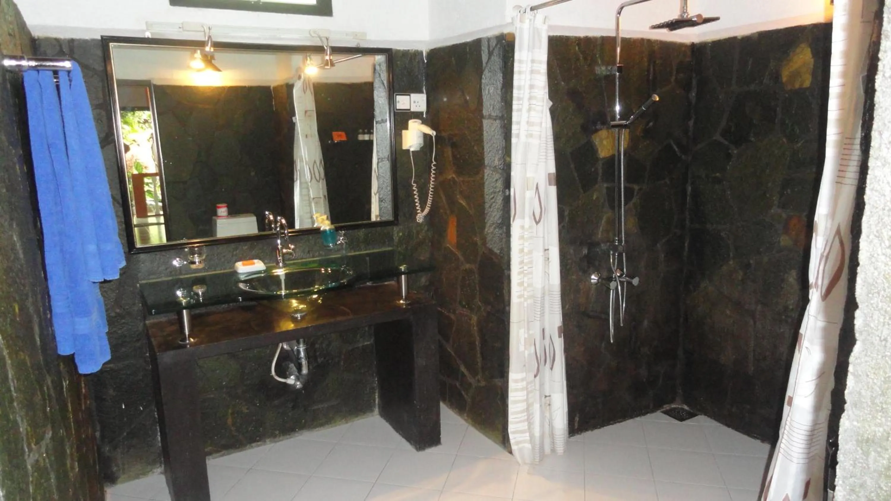 Bathroom in Hotel Flower Garden