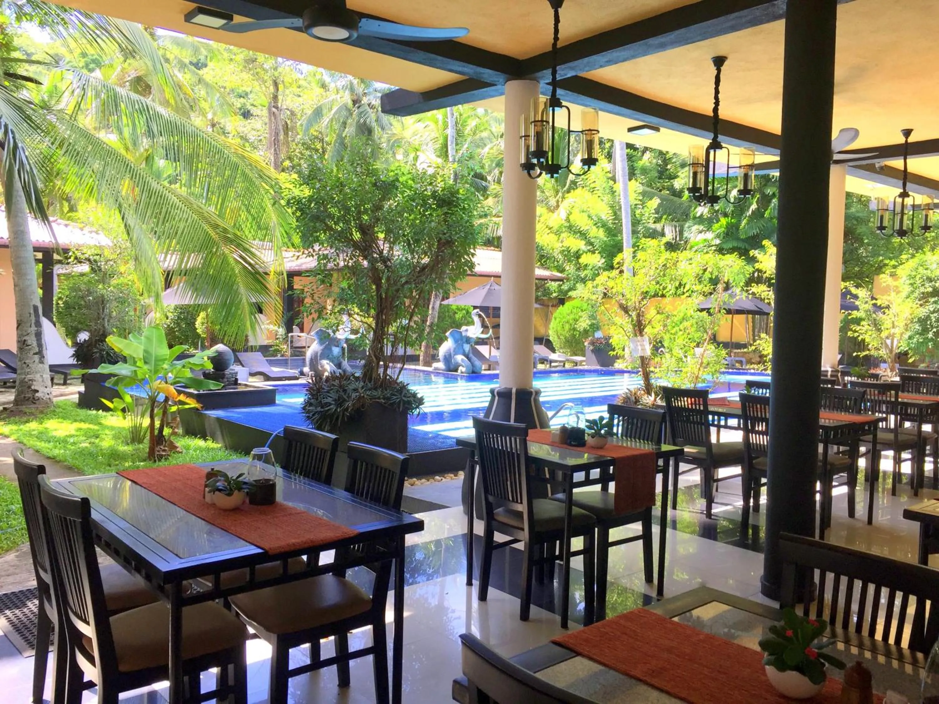 Restaurant/places to eat in Hotel Flower Garden