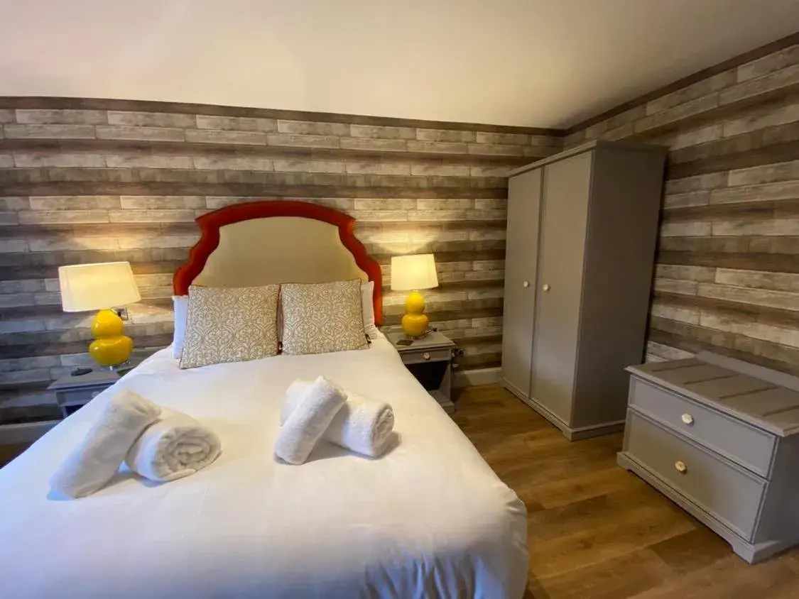 Double Room with Mountain View - Pet Friendly in Achray House Restaurant with Rooms Double Room with Mountain View - Pet Friendly in Achray House Restaurant with Rooms