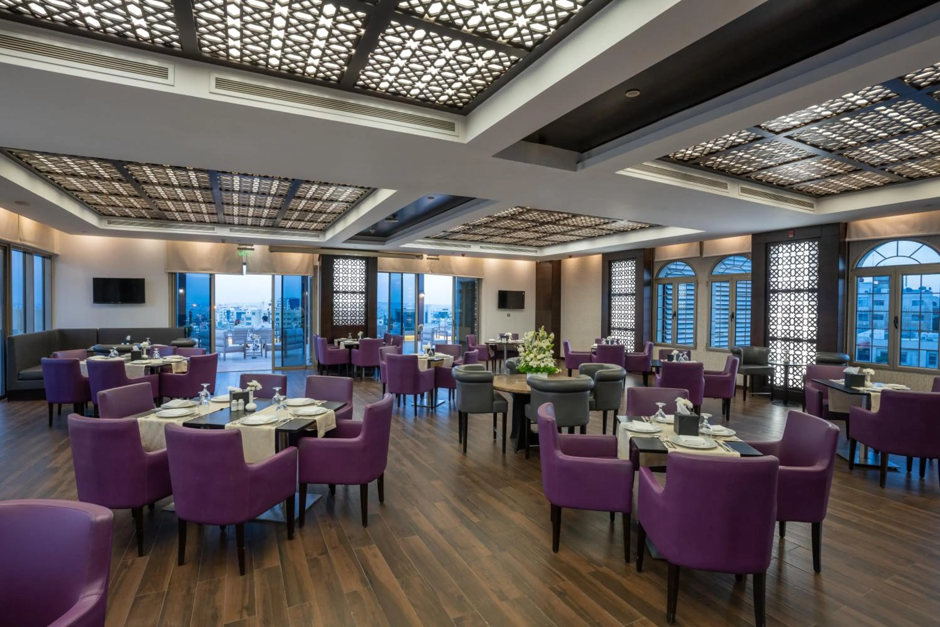 Restaurant/places to eat in Corp Amman Hotel