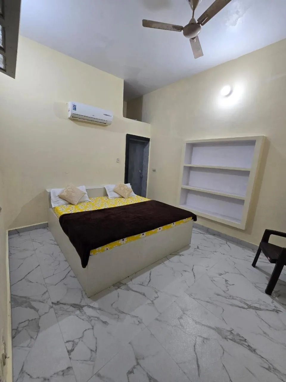 Bed in Best B&B in Orchha