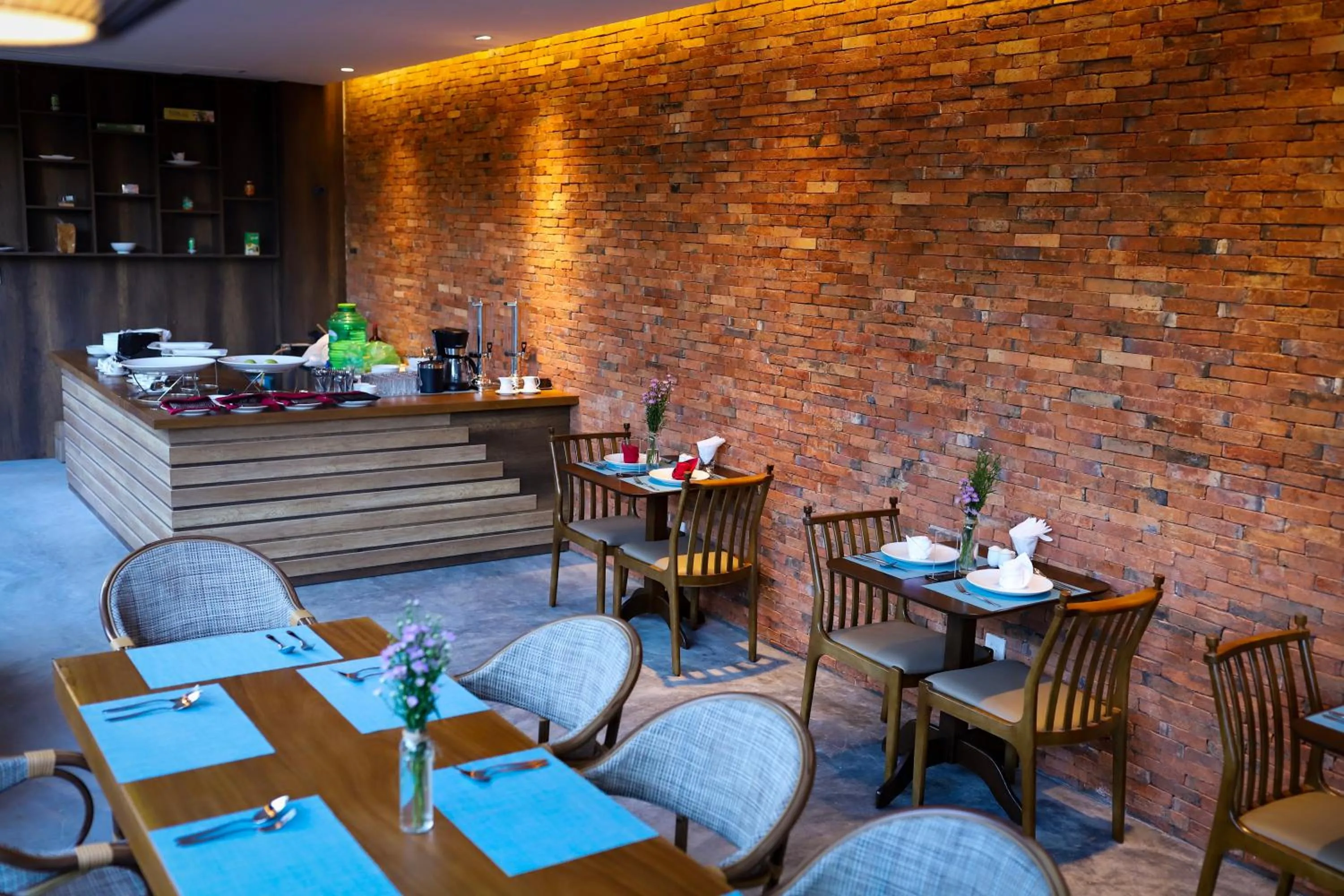 Restaurant/places to eat in K House Apartment Danang Beach