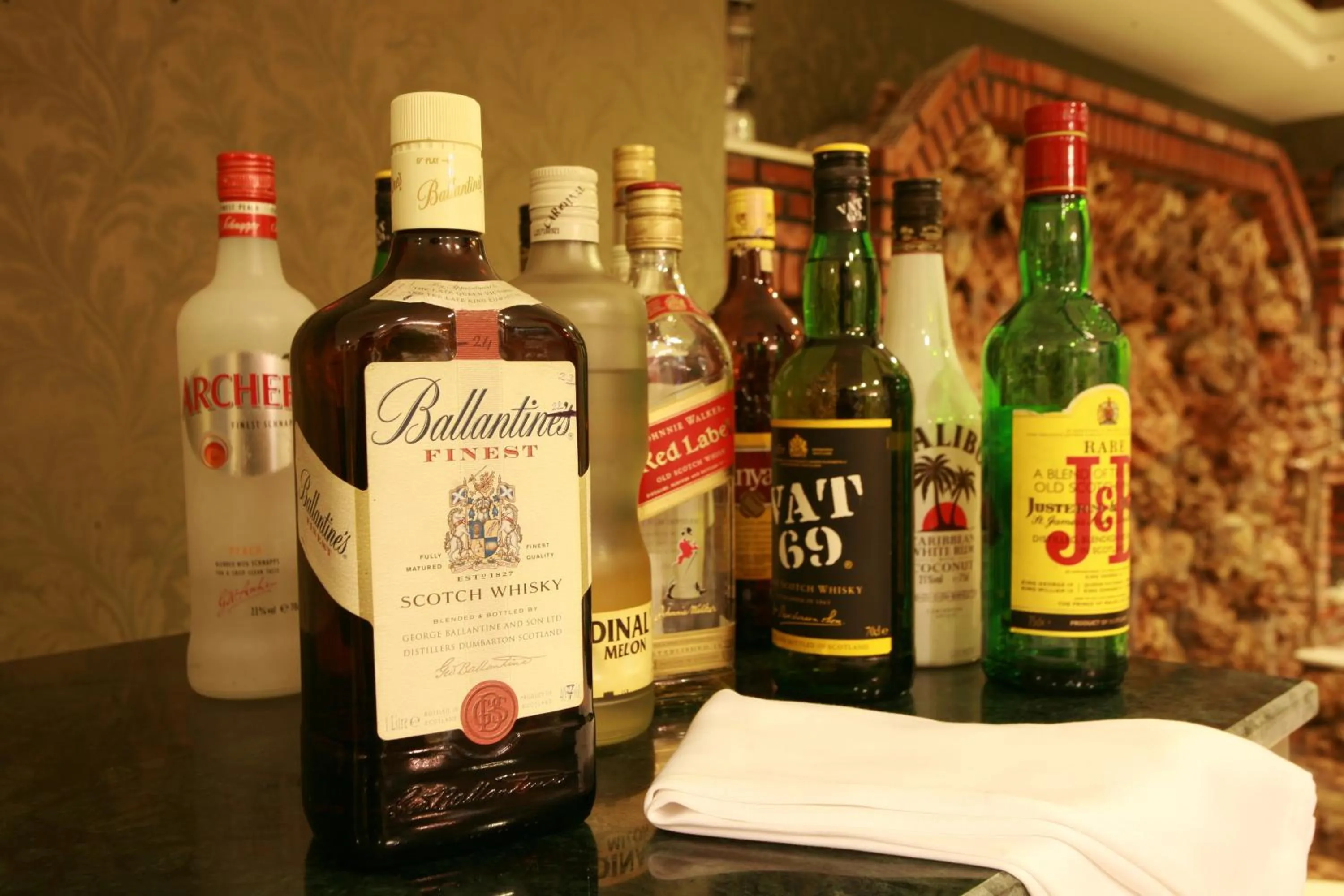 Food and drinks in Maywood Hotel