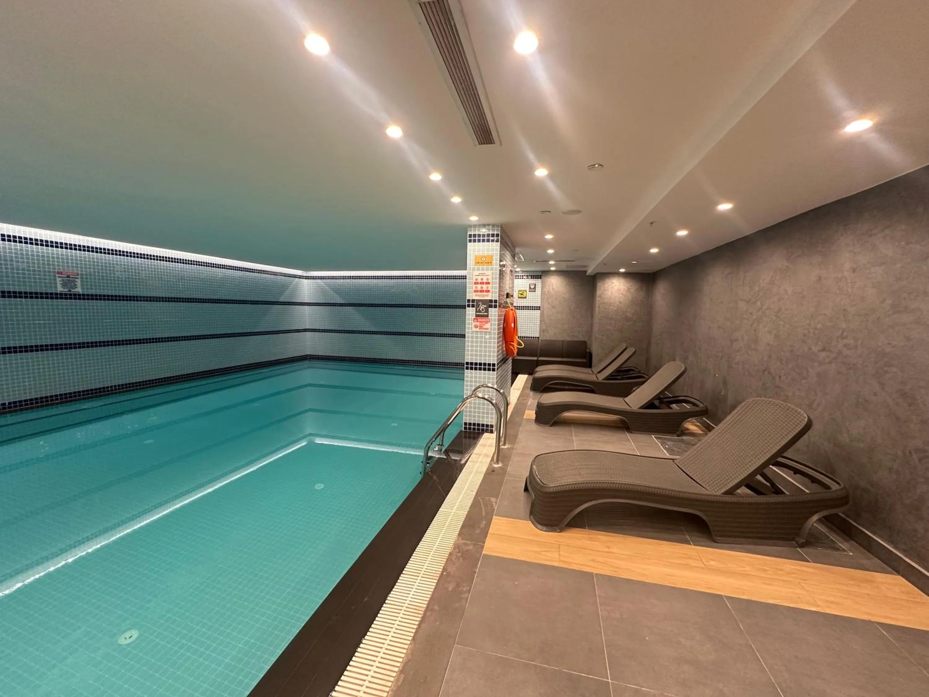 Swimming pool in Maywood Hotel