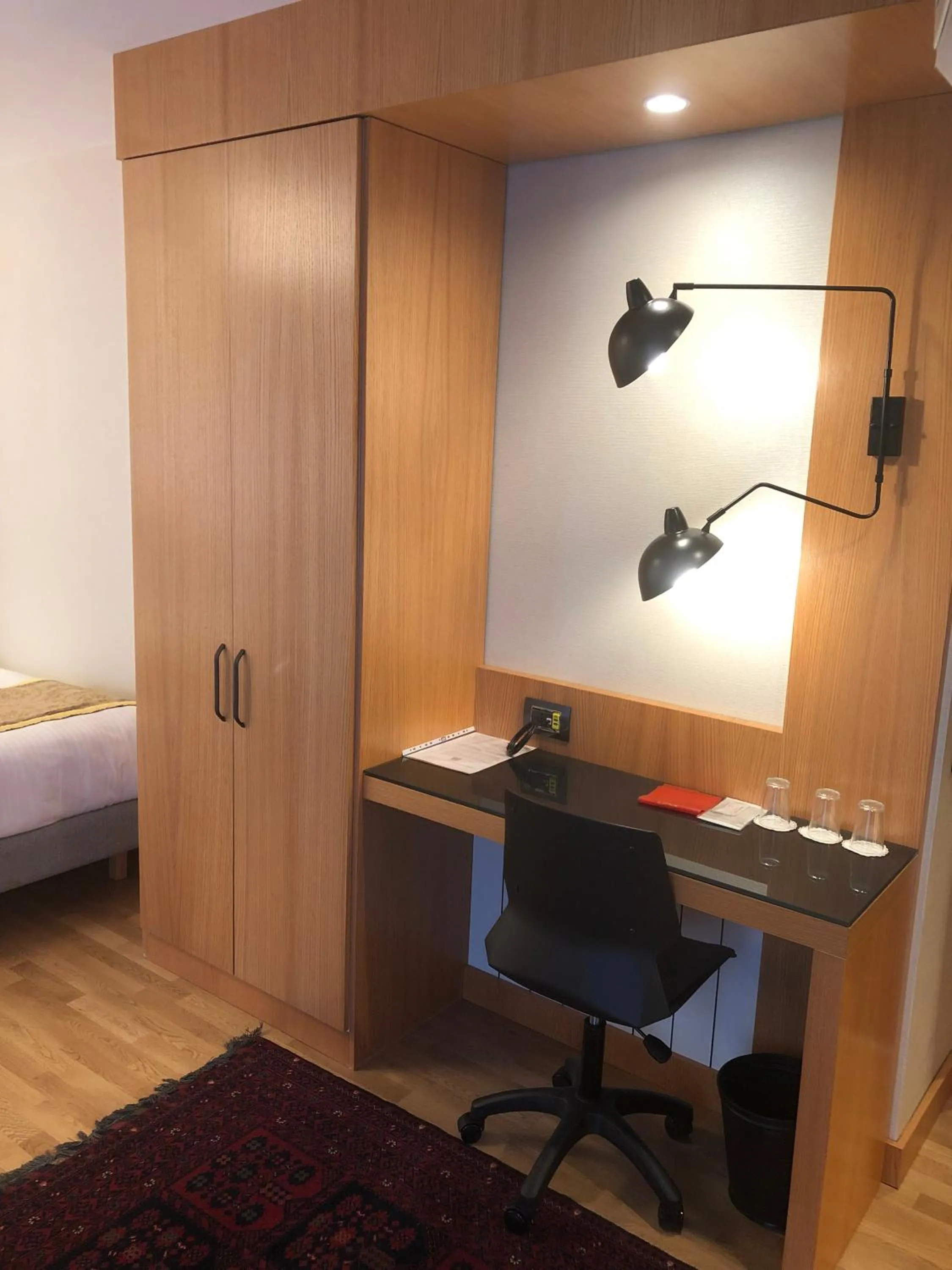 Massage, Bed in Maywood Hotel