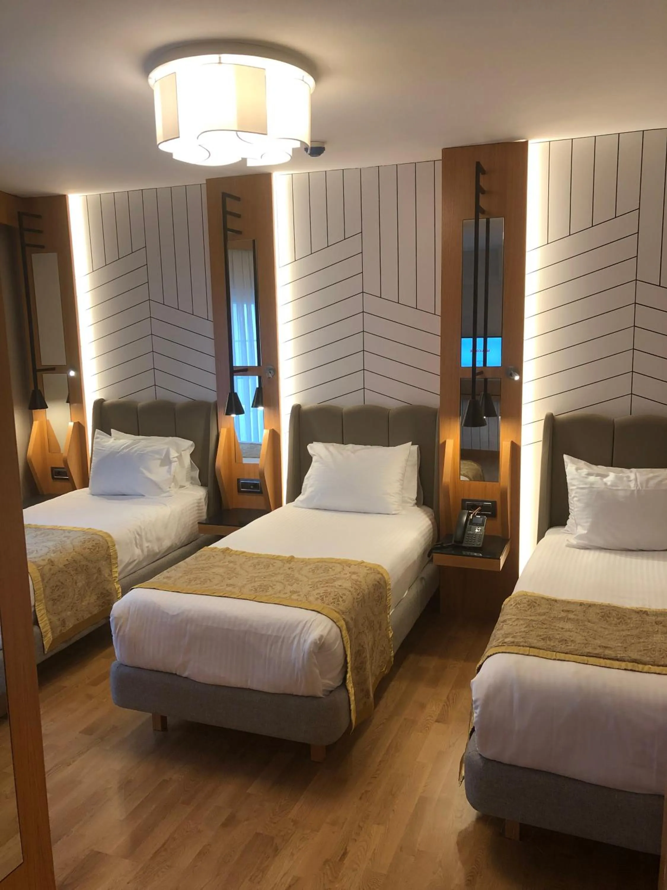 Massage, Bed in Maywood Hotel