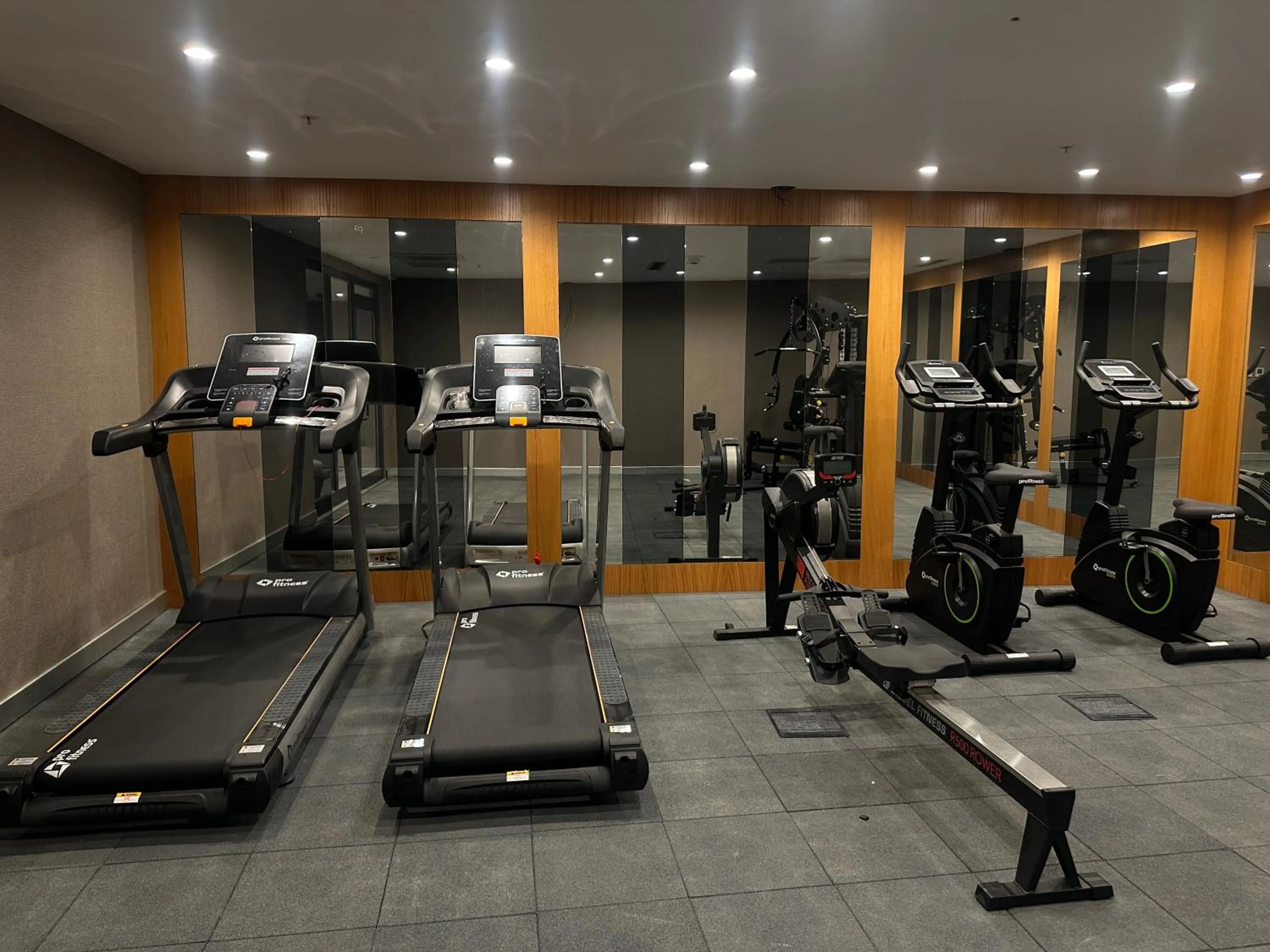 Fitness centre/facilities in Maywood Hotel