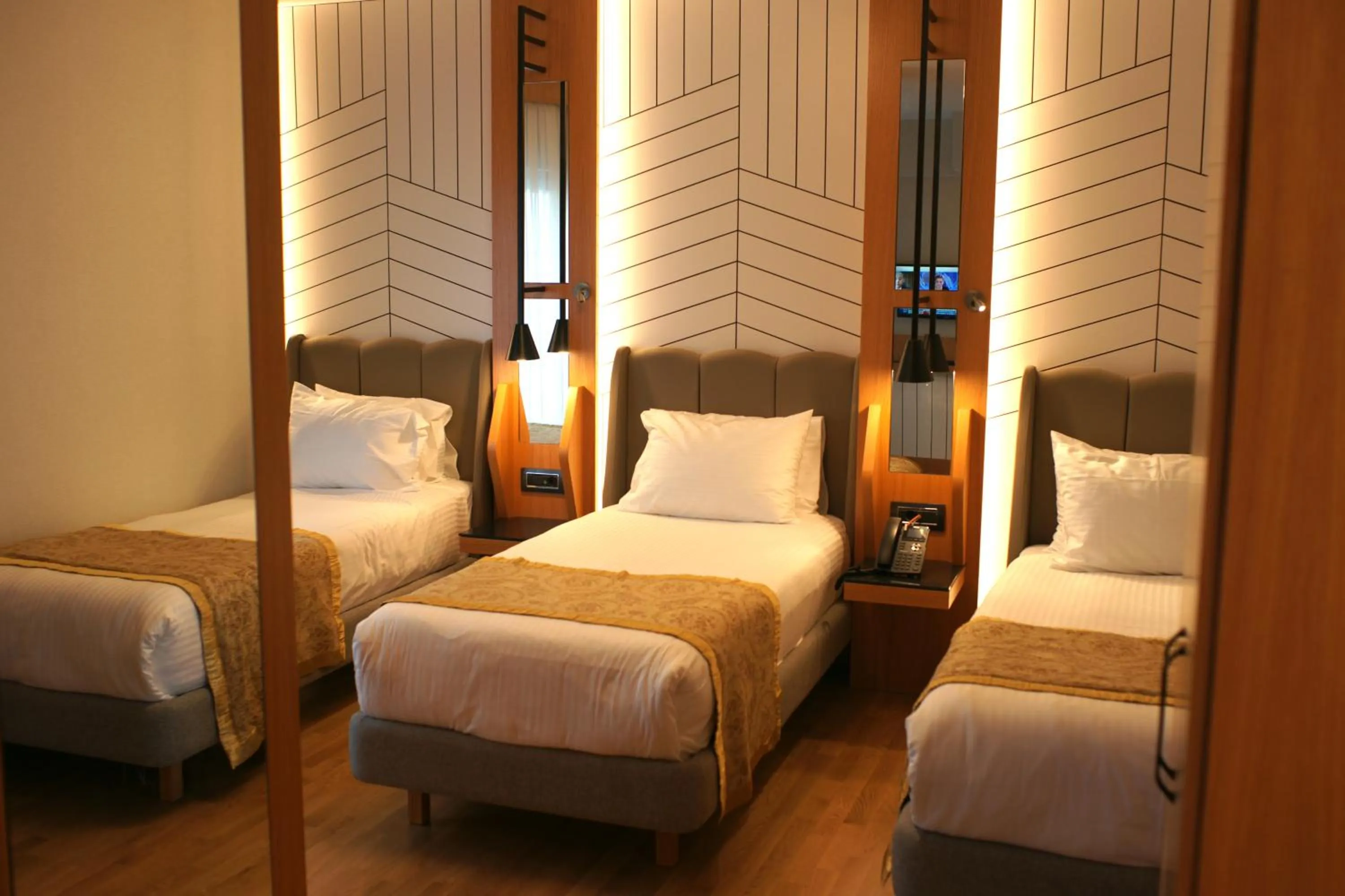 Massage, Bed in Maywood Hotel