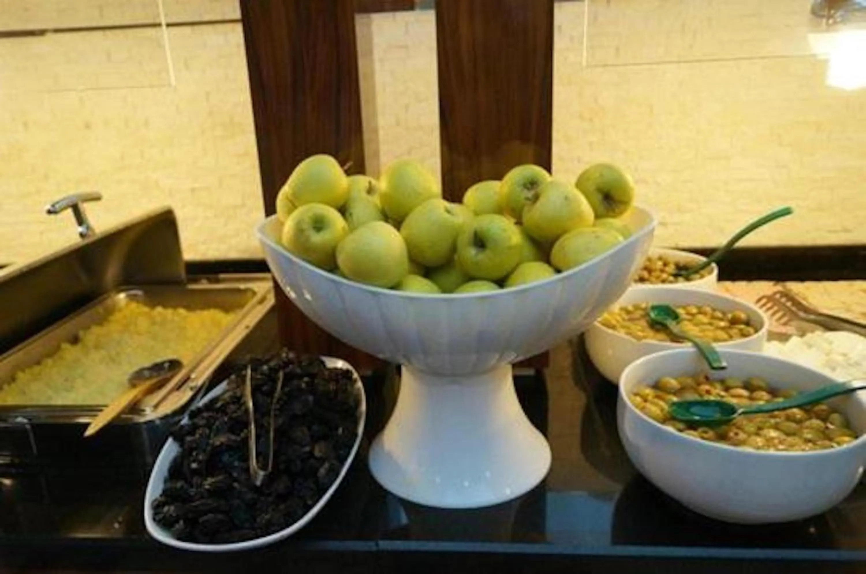 Breakfast in Maywood Hotel