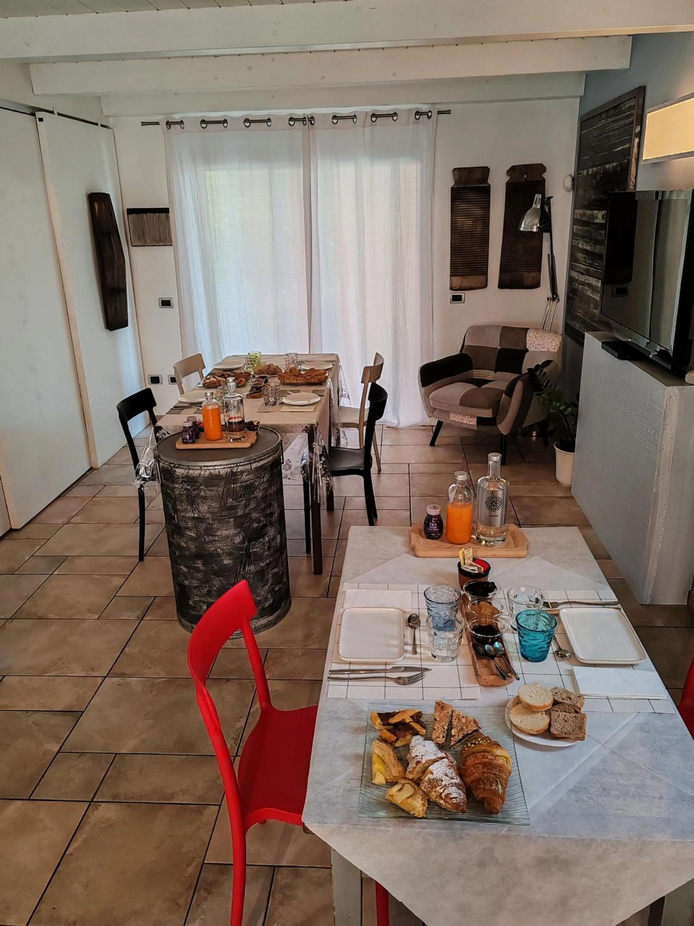 Communal lounge/ TV room in B&B Flavio e Catia