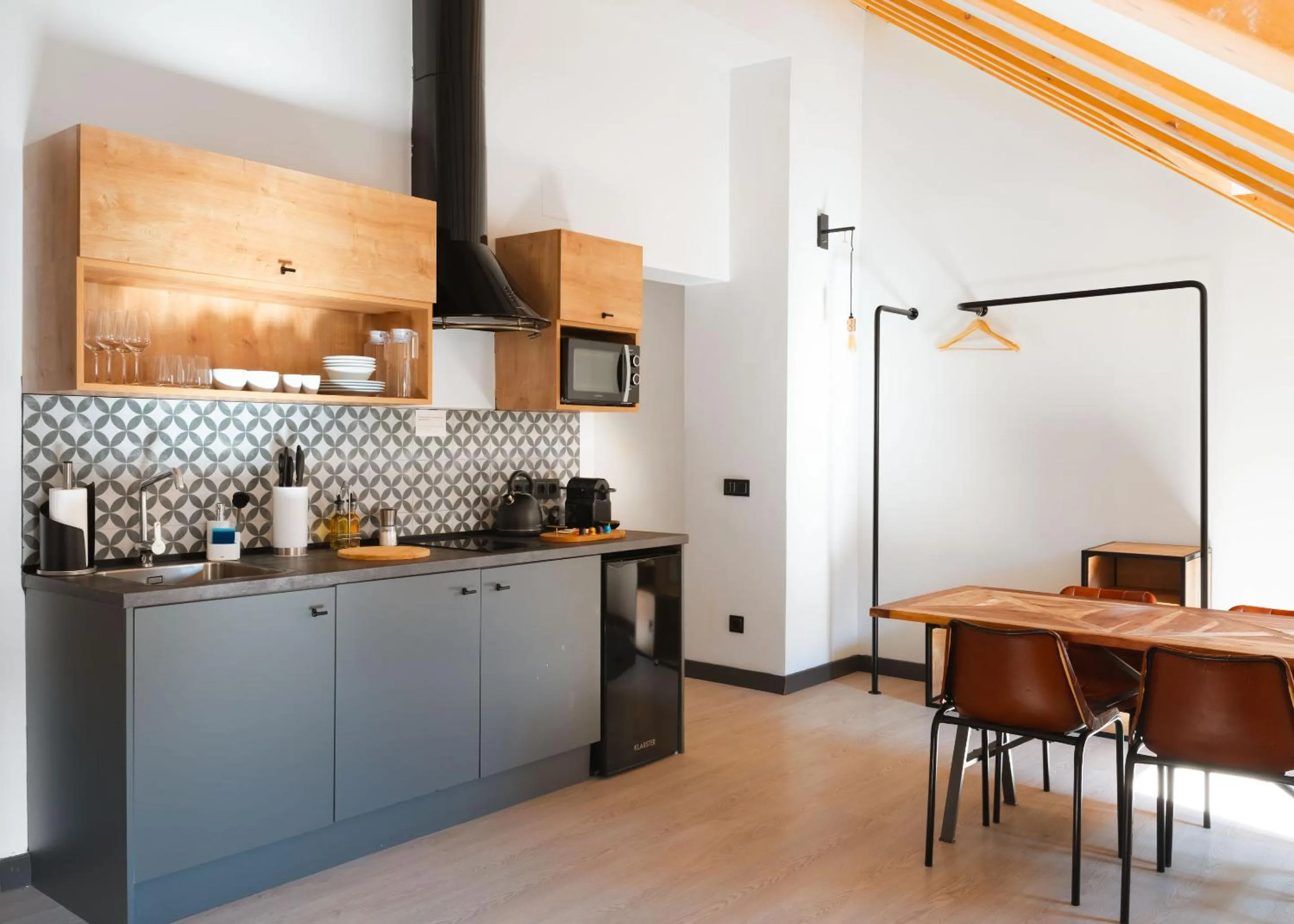 Coffee/tea facilities in Limehome Madrid Calle de la Madera - Digital Access