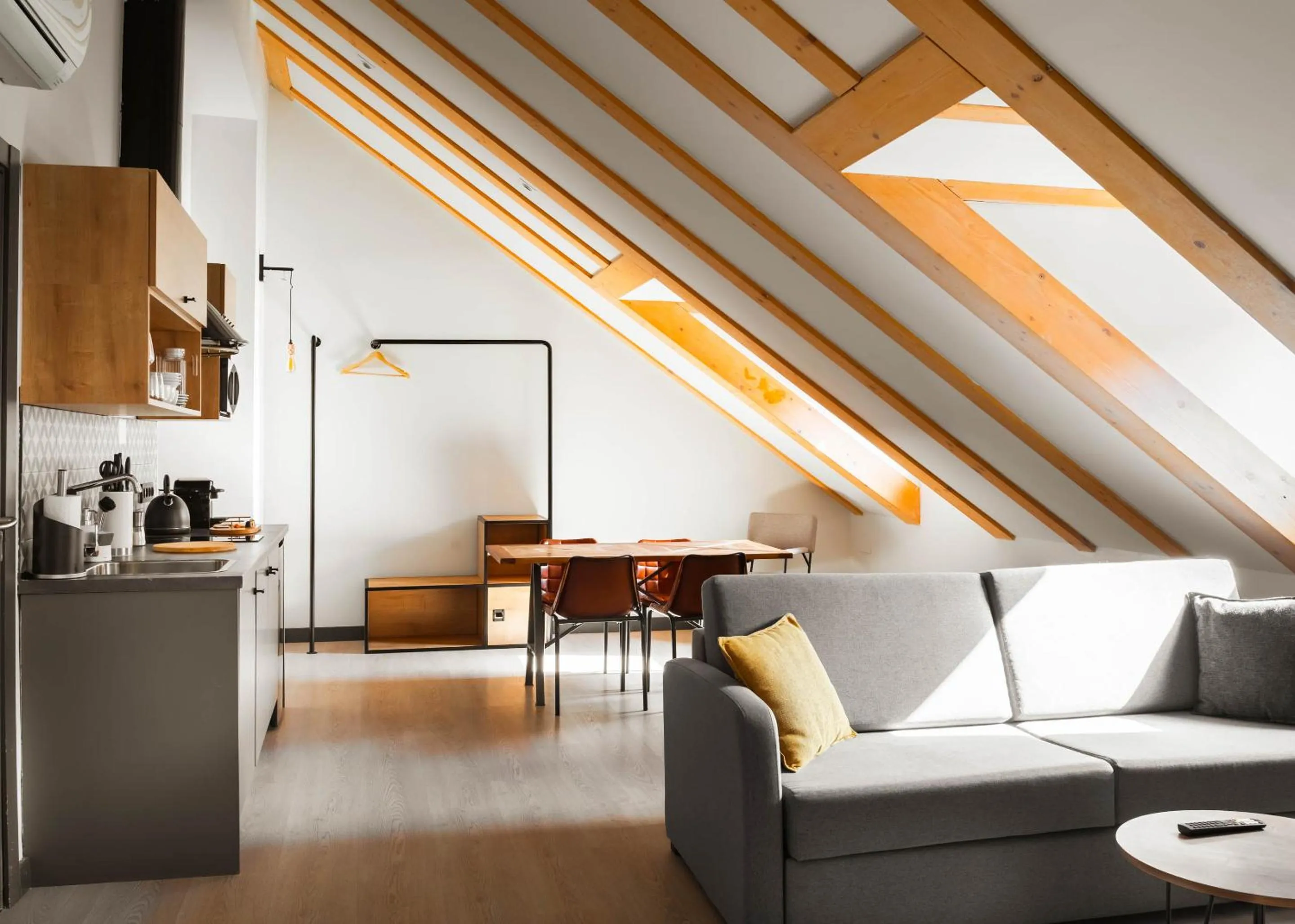 Living room in Limehome Madrid Calle de la Madera - Digital Access