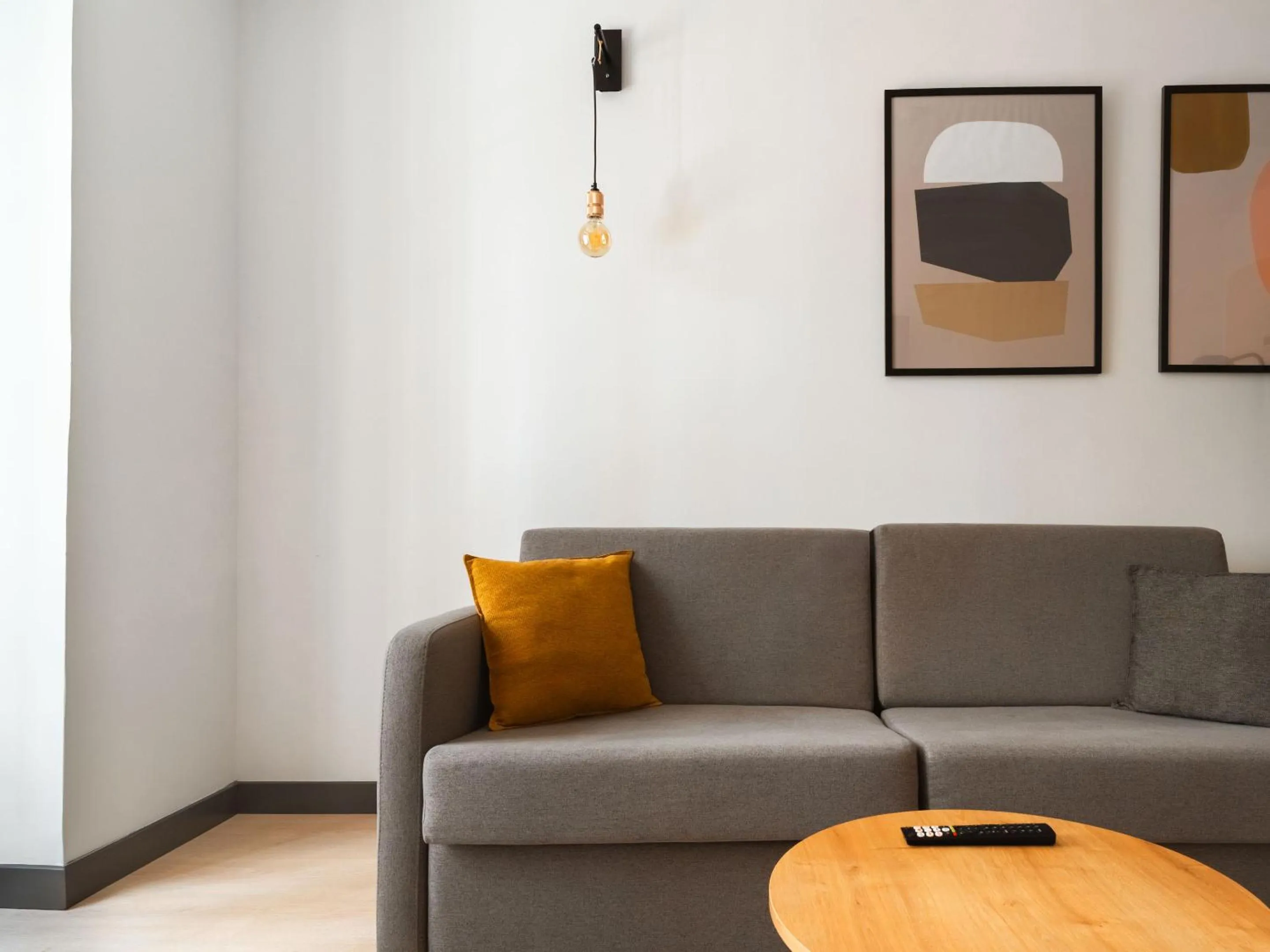 Living room in Limehome Madrid Calle de la Madera - Digital Access