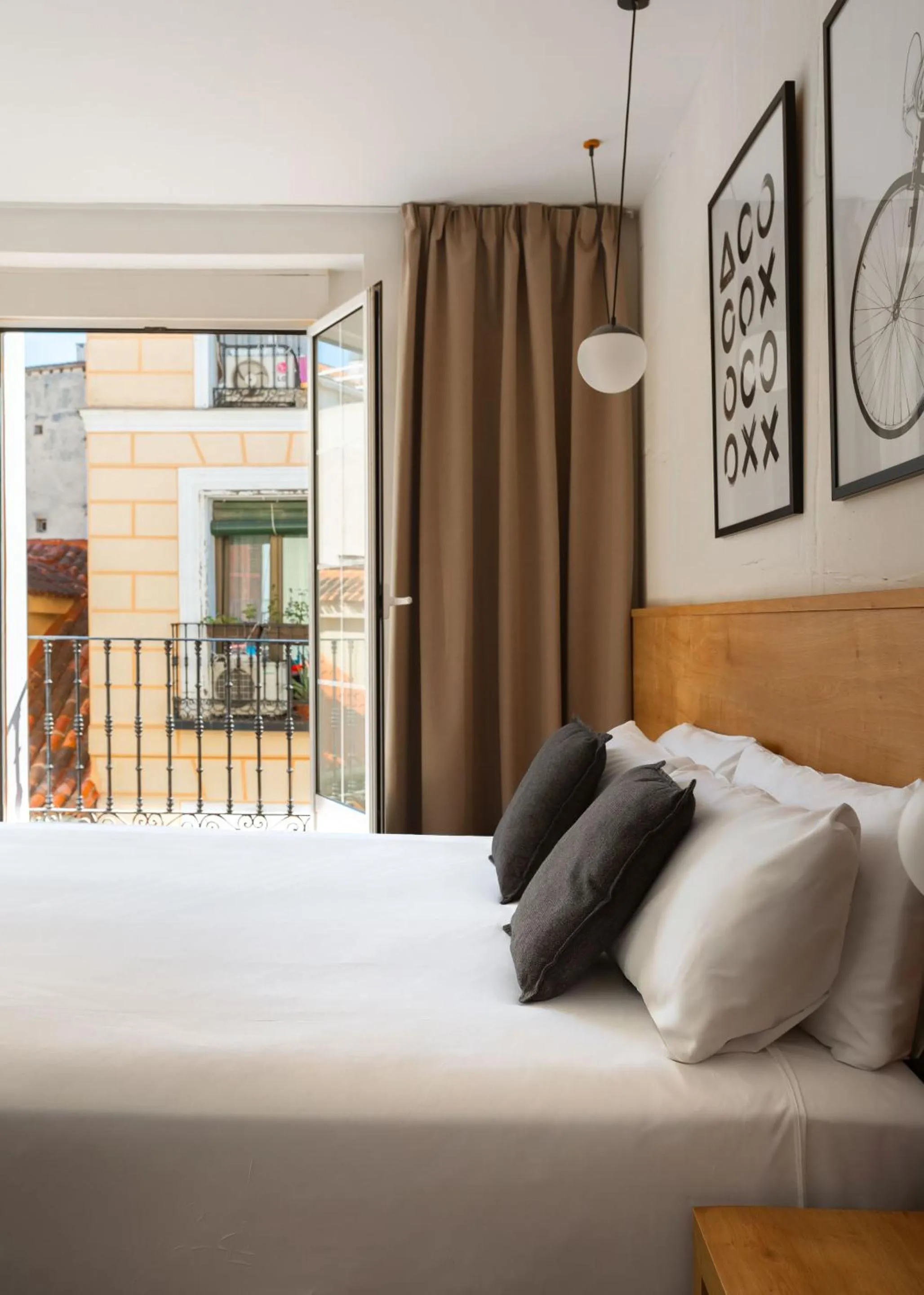 Bed in Limehome Madrid Calle de la Madera - Digital Access