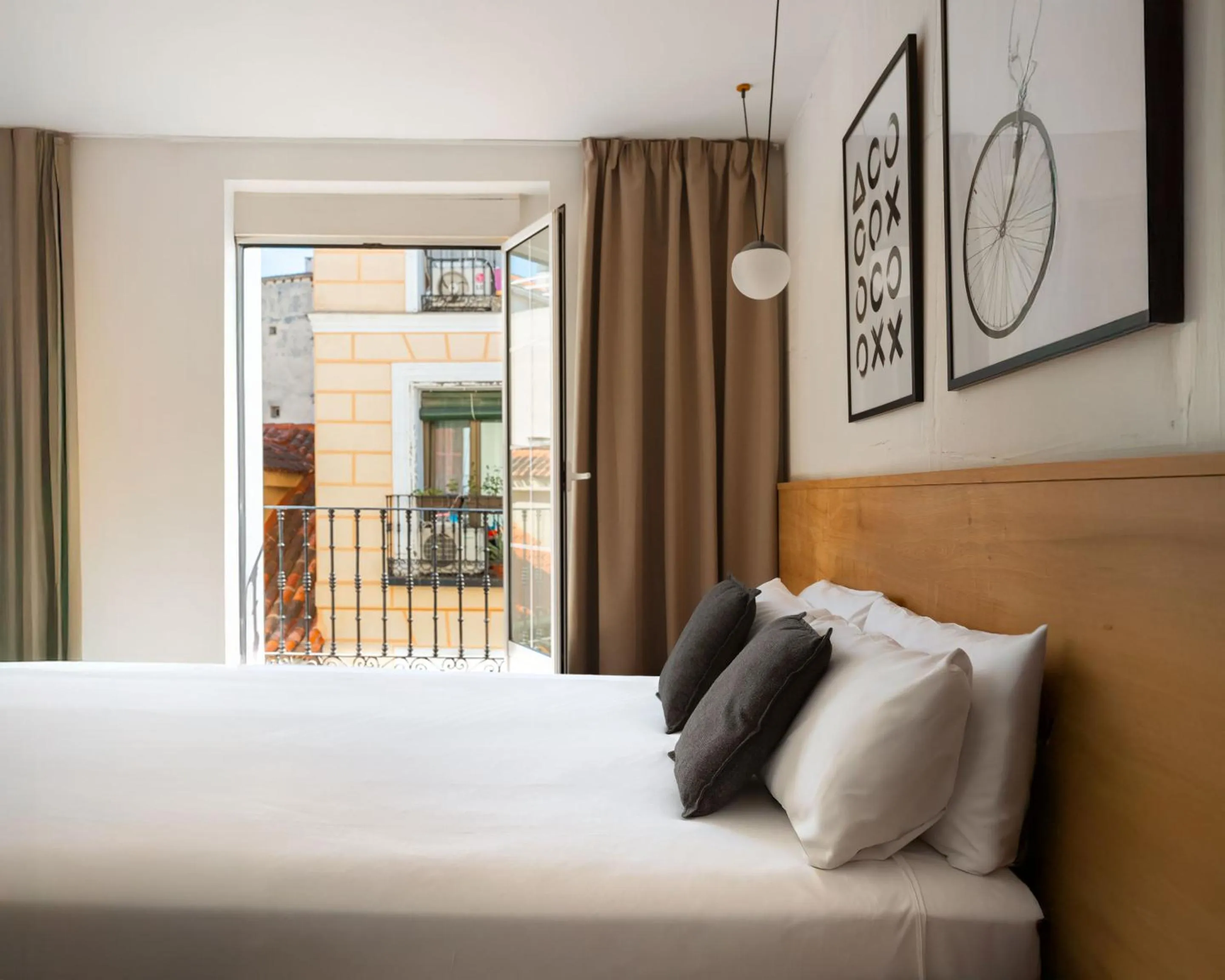 Bed in Limehome Madrid Calle de la Madera - Digital Access