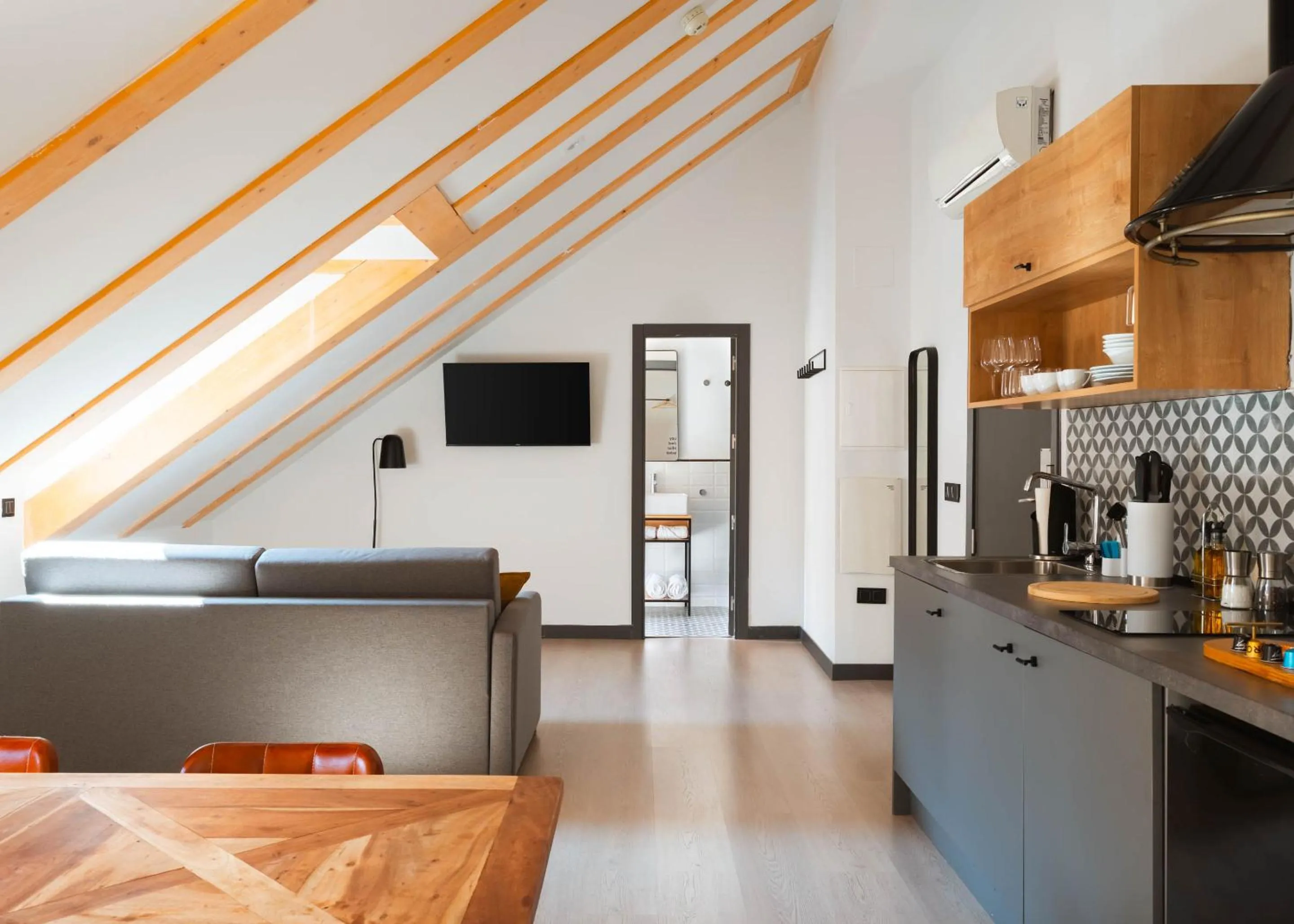 TV and multimedia in Limehome Madrid Calle de la Madera - Digital Access