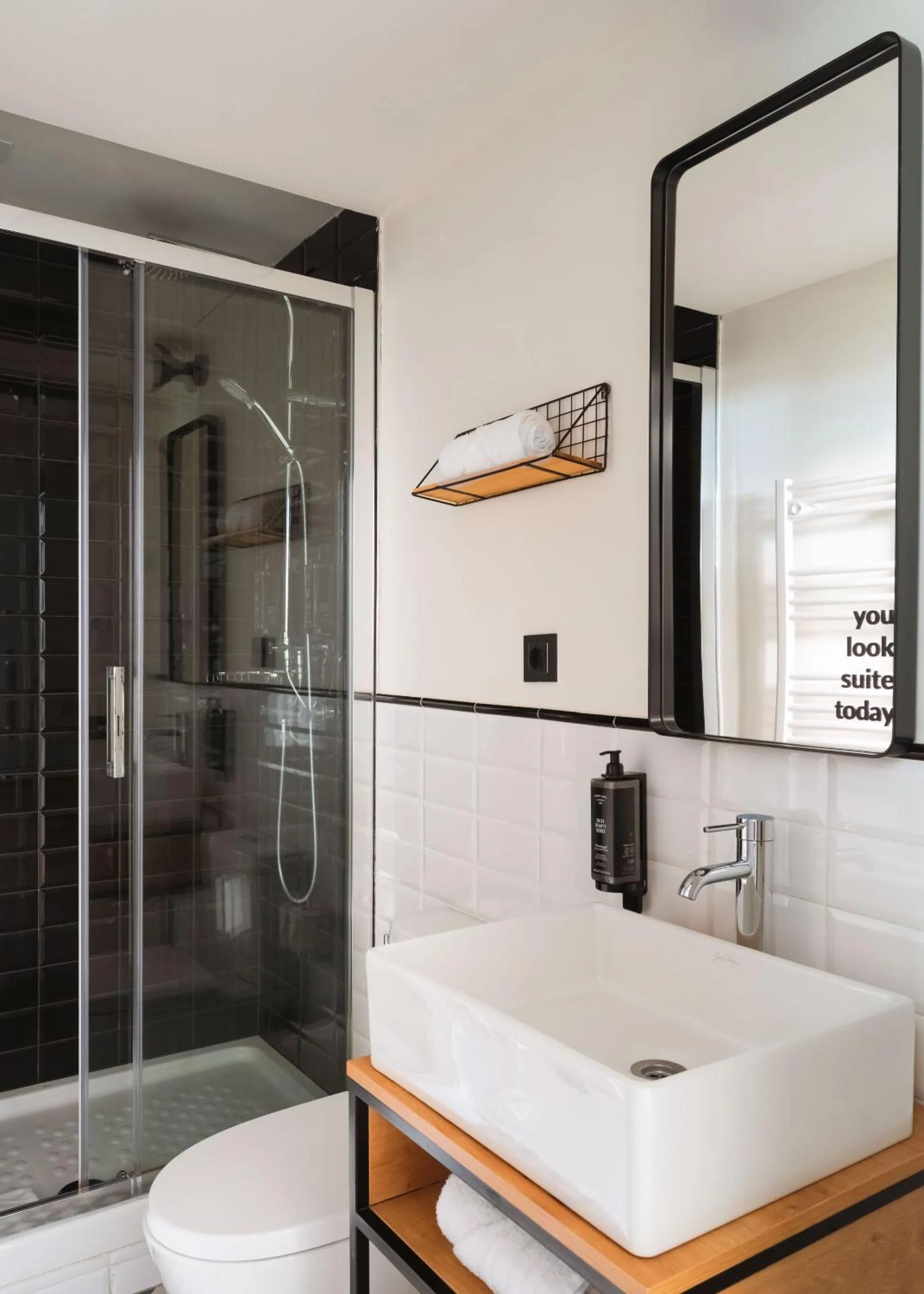 Shower in Limehome Madrid Calle de la Madera - Digital Access