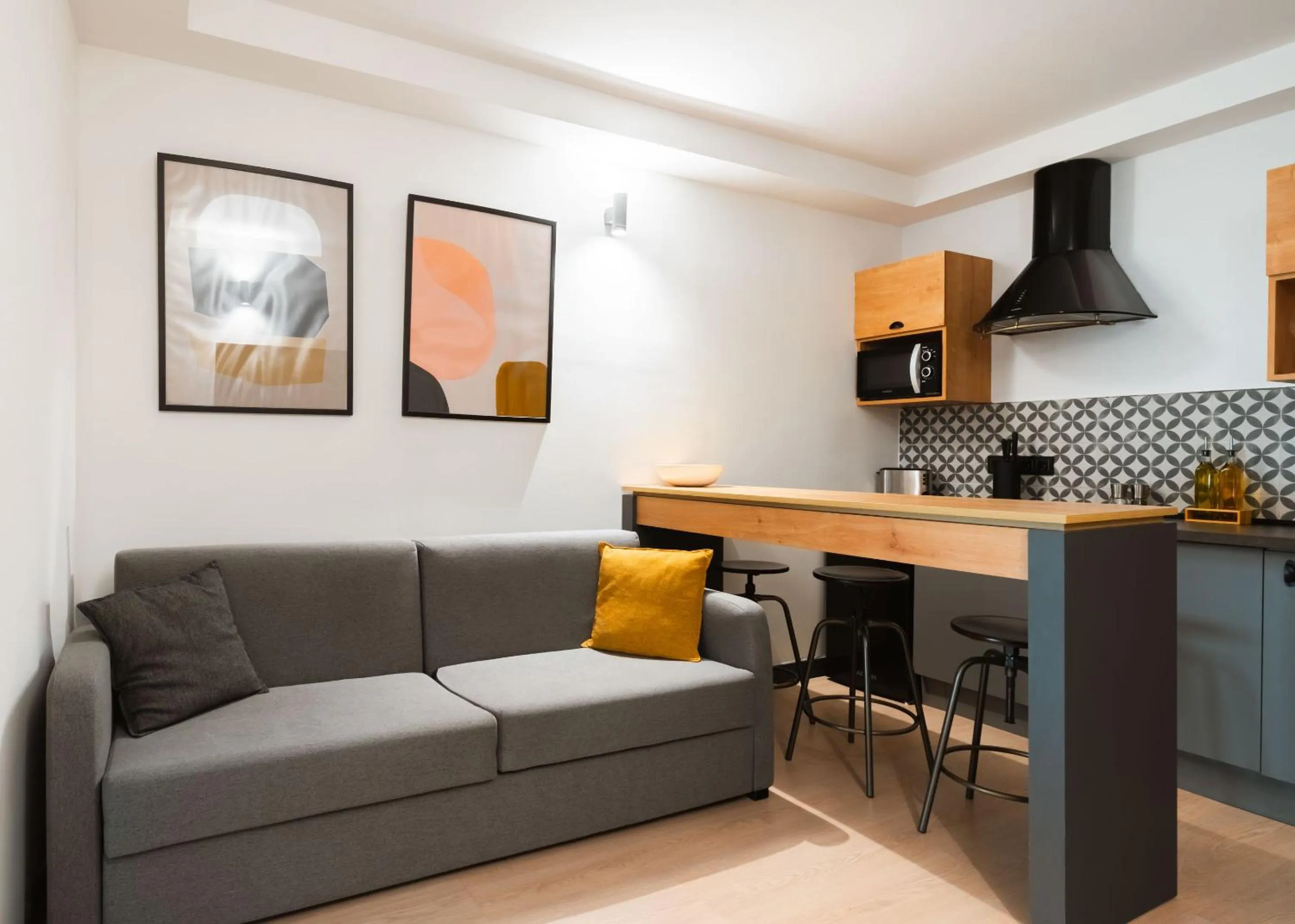 Coffee/tea facilities in Limehome Madrid Calle de la Madera - Digital Access