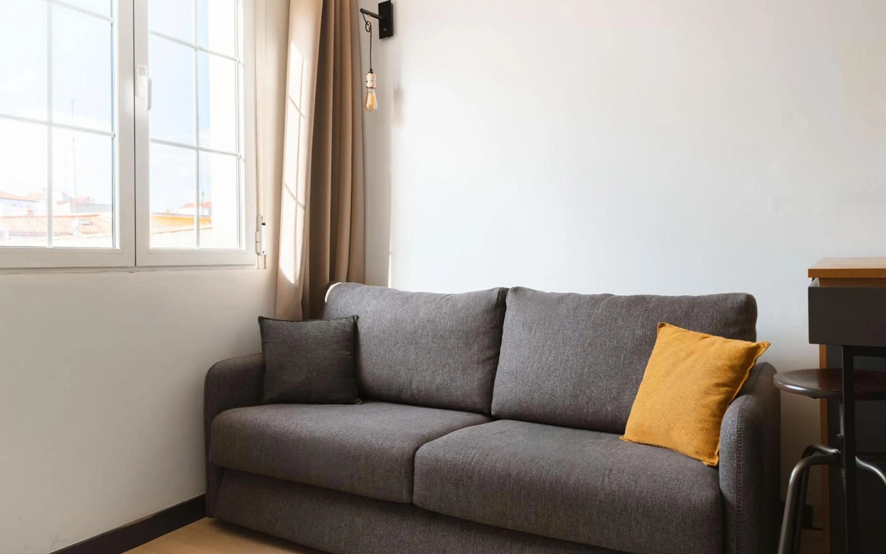 Seating area in Limehome Madrid Calle de la Madera - Digital Access