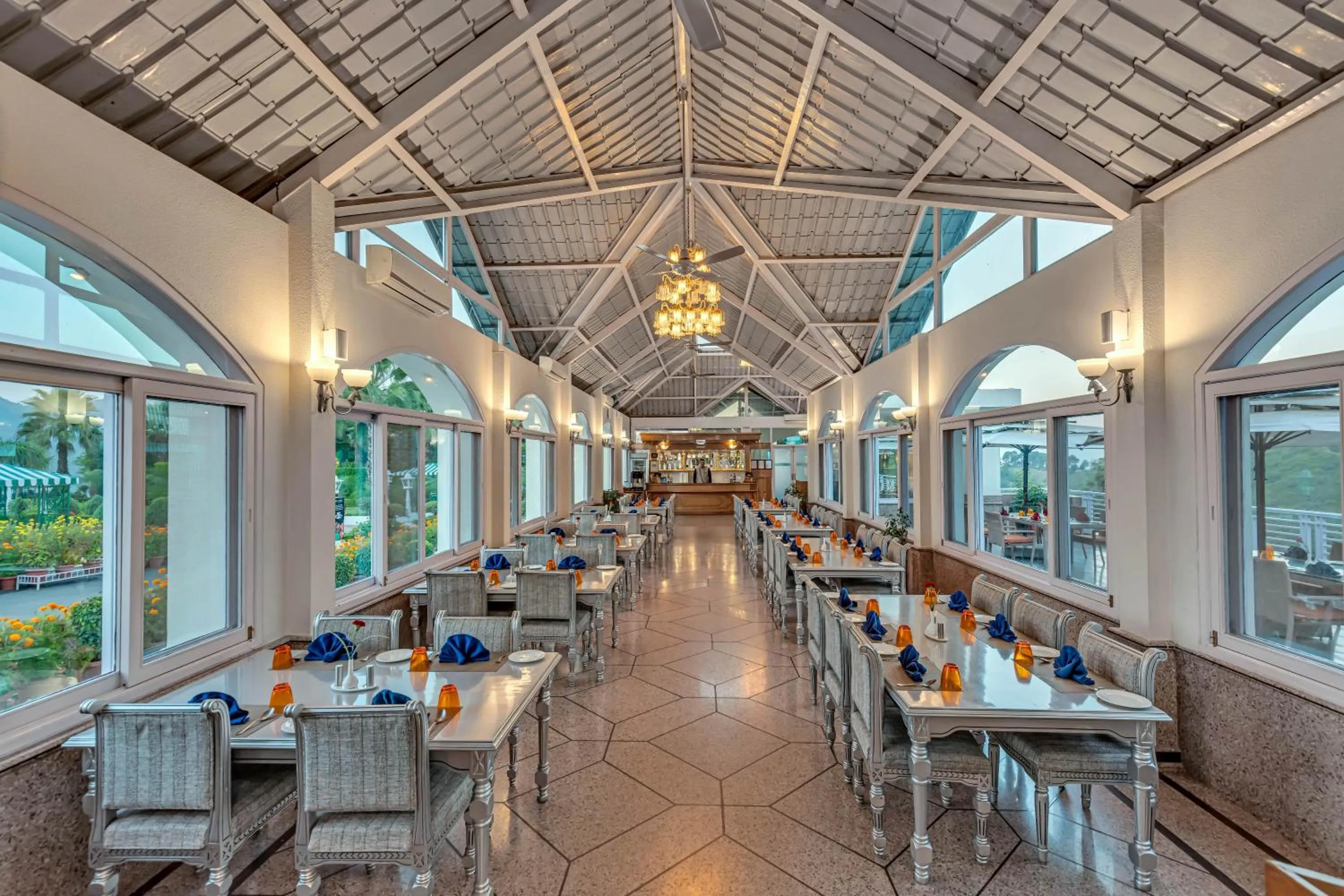 Restaurant/places to eat in Club Mahindra Kandaghat