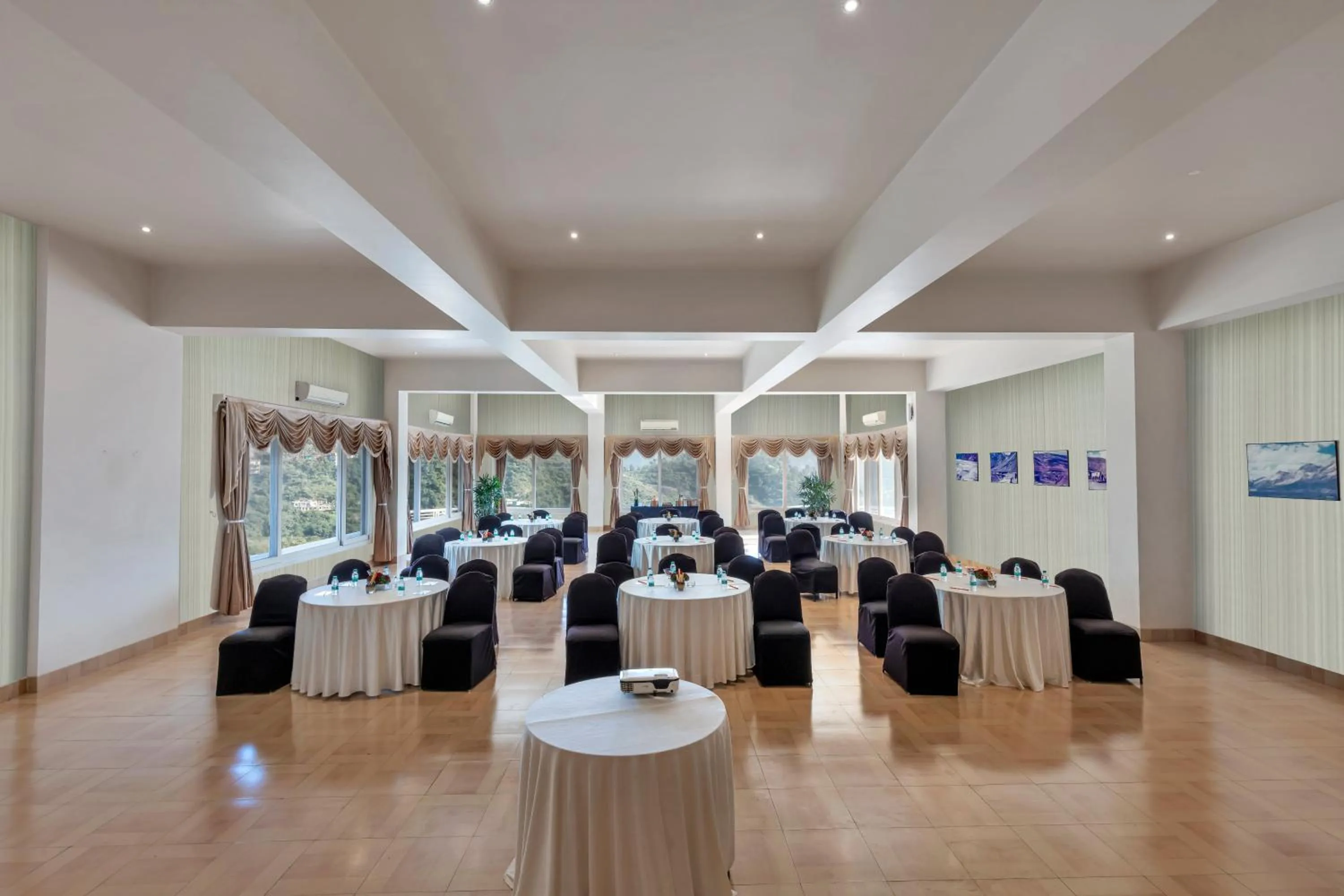 Meeting/conference room in Club Mahindra Kandaghat