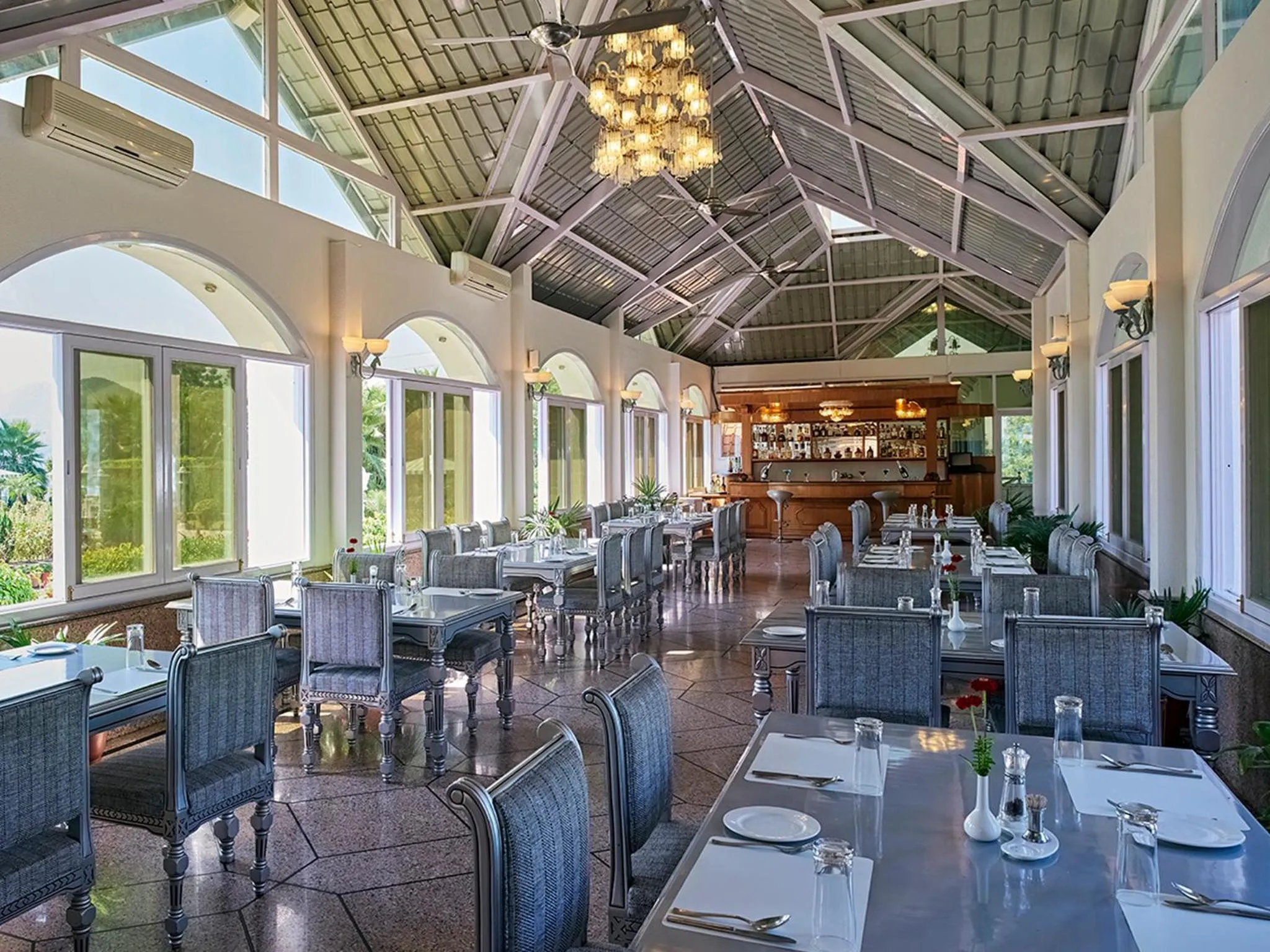 Restaurant/places to eat in Club Mahindra Kandaghat