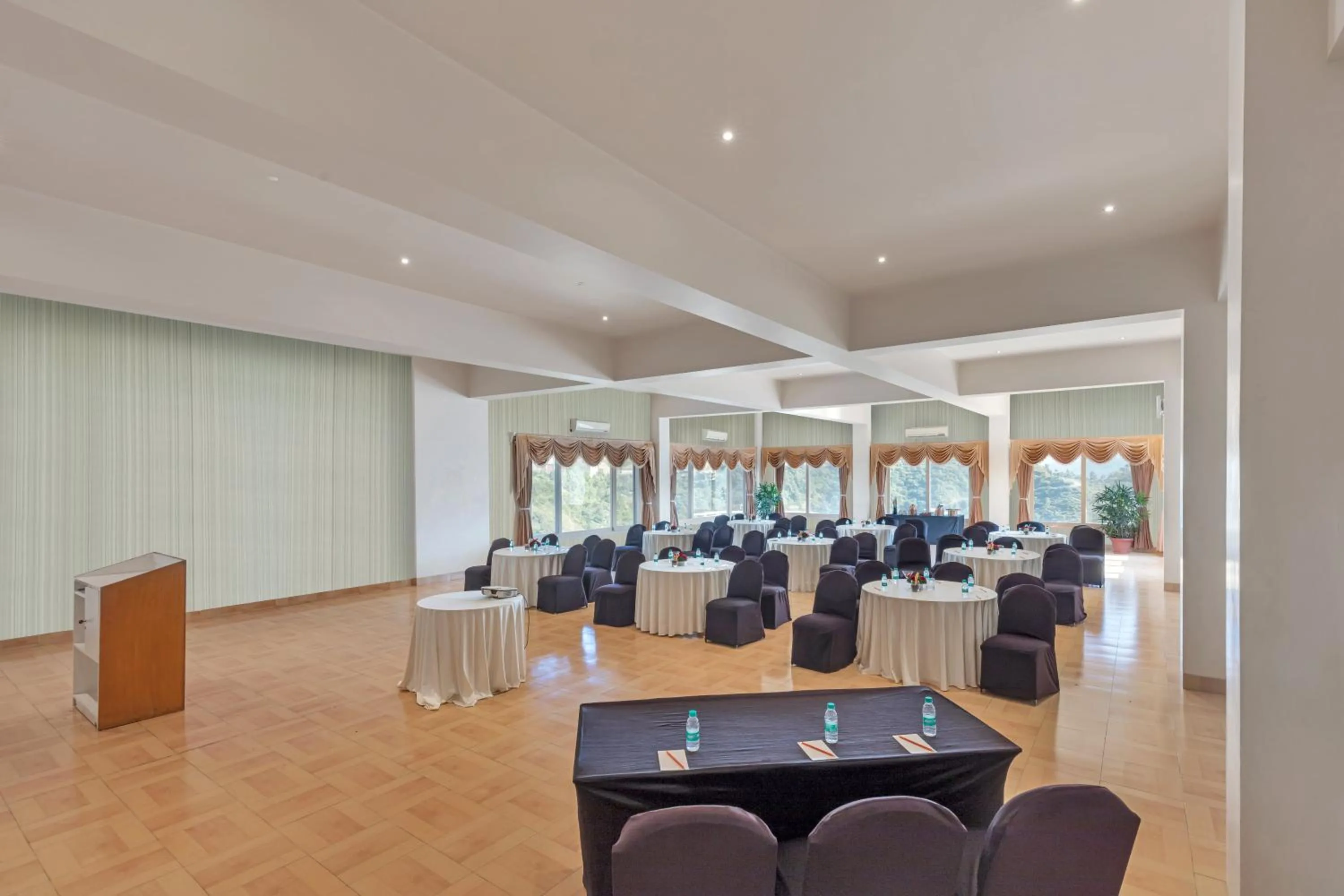 Meeting/conference room in Club Mahindra Kandaghat
