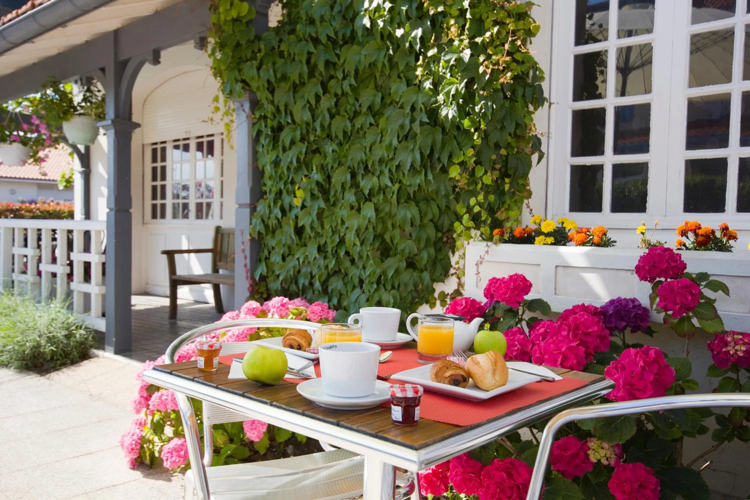 Restaurant/places to eat in Hôtel Bellevue