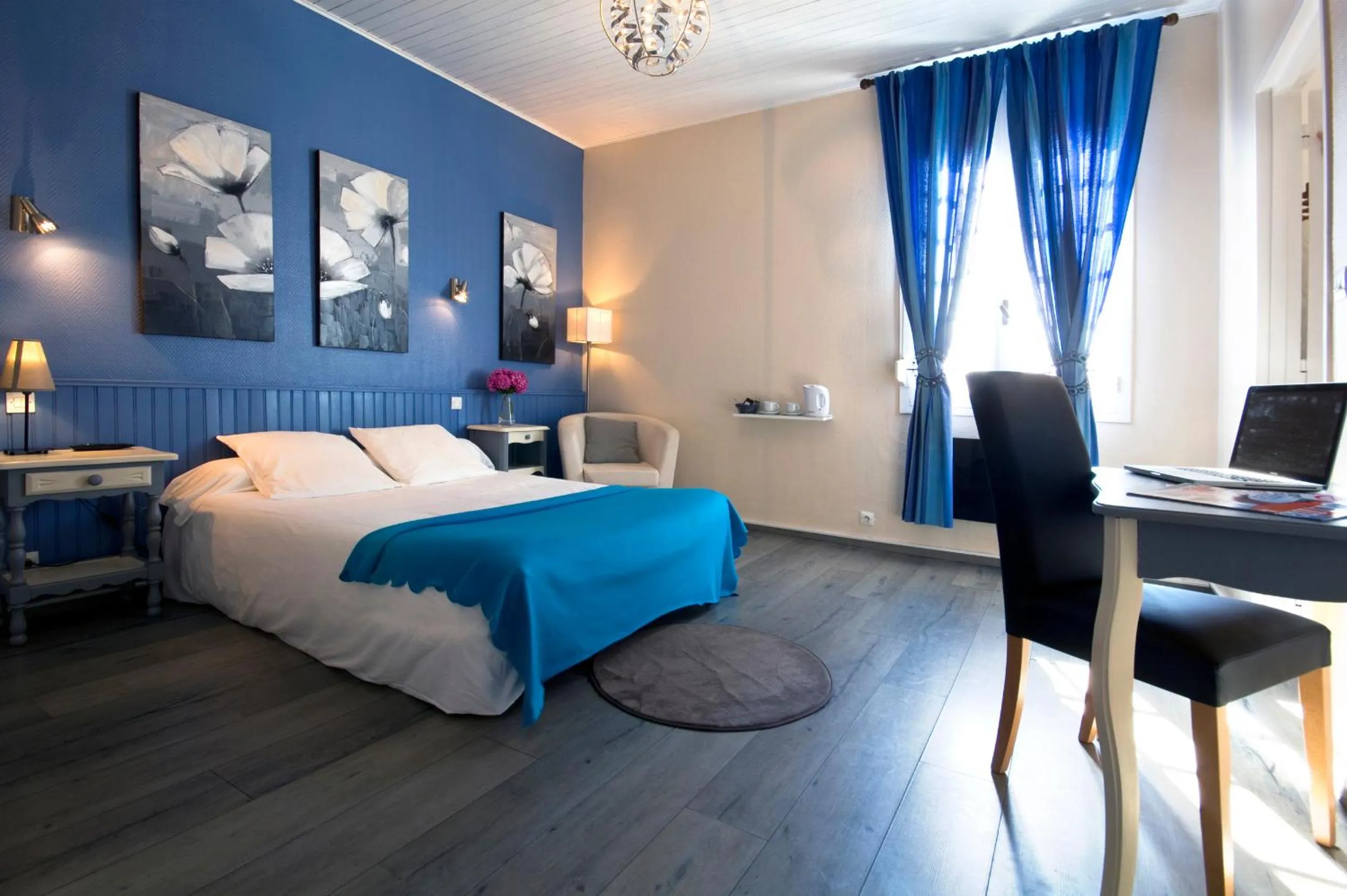 Bedroom, Bed in Hôtel Bellevue