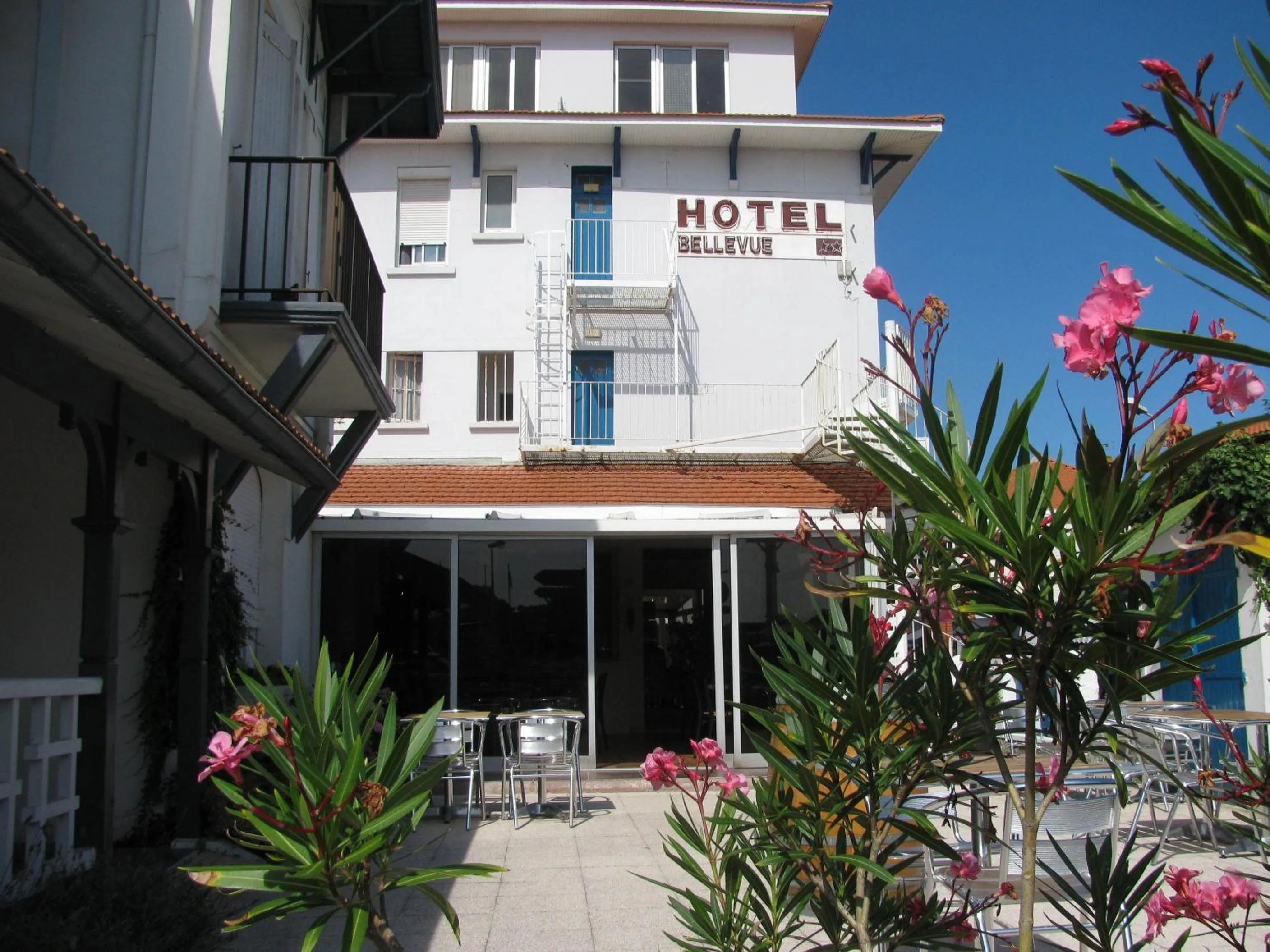Facade/entrance in Hôtel Bellevue