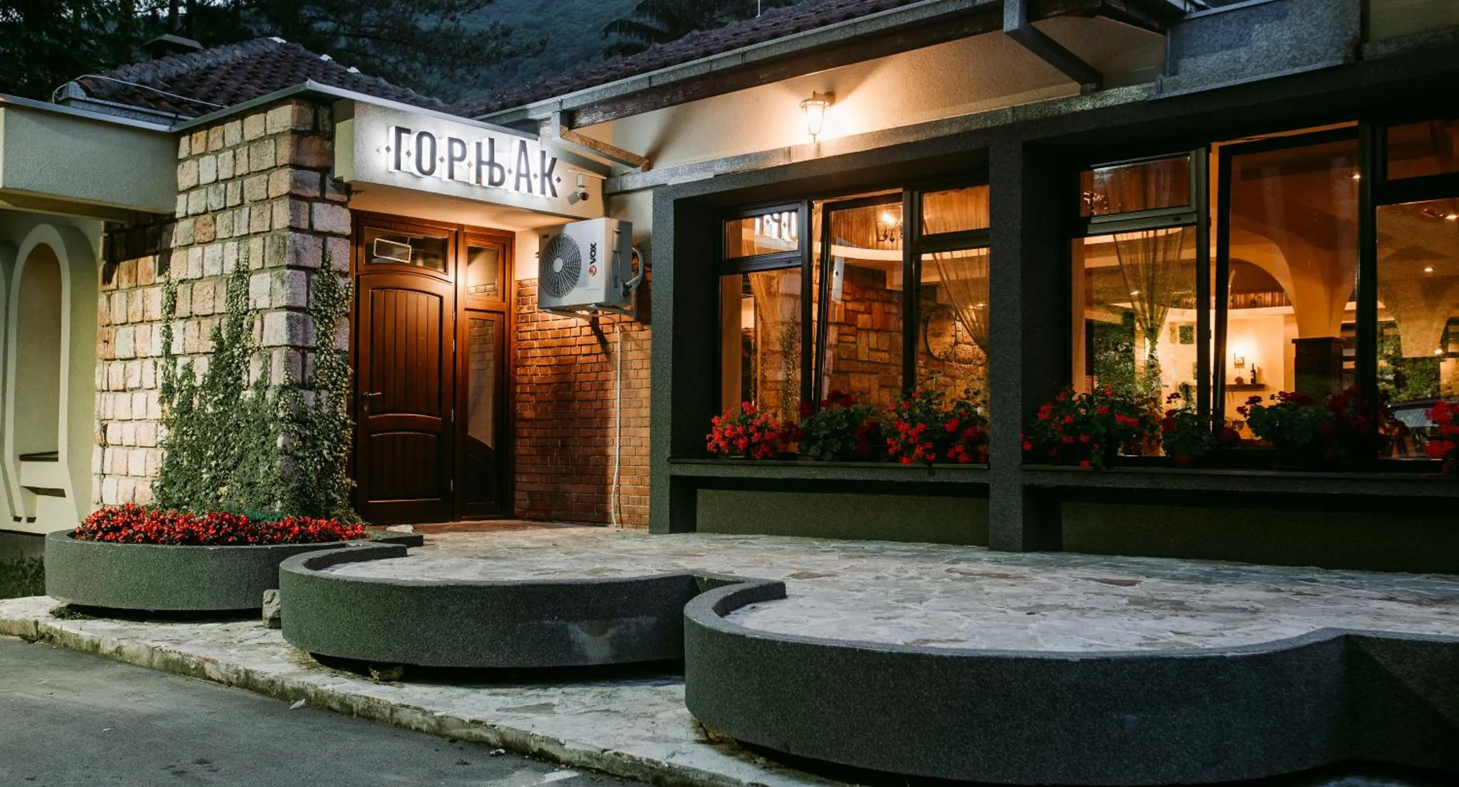 Property building in Restoran sa prenoćištem Gornjak