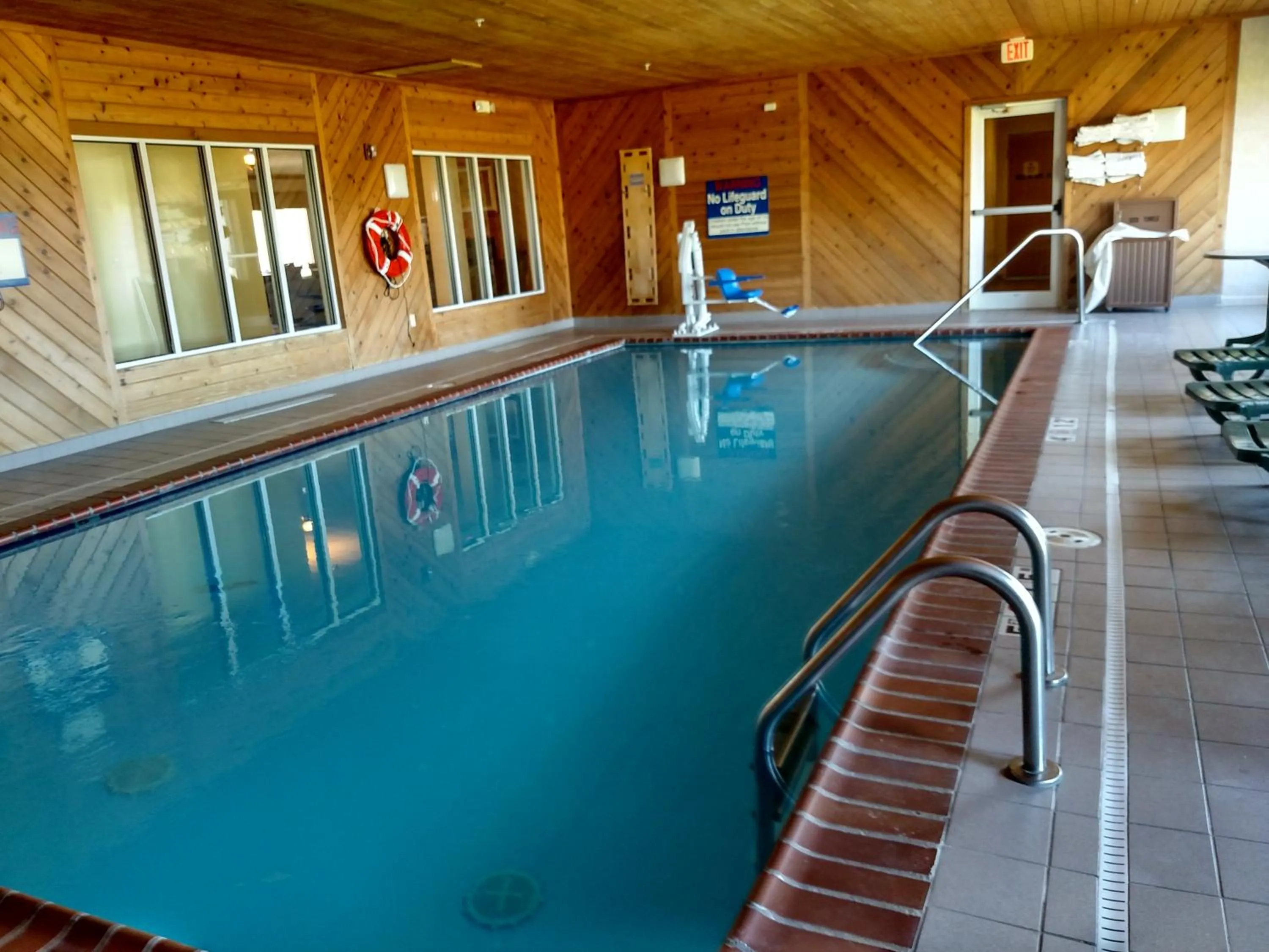 Swimming pool in Holiday Inn Express - Toledo West - Napoleon by IHG