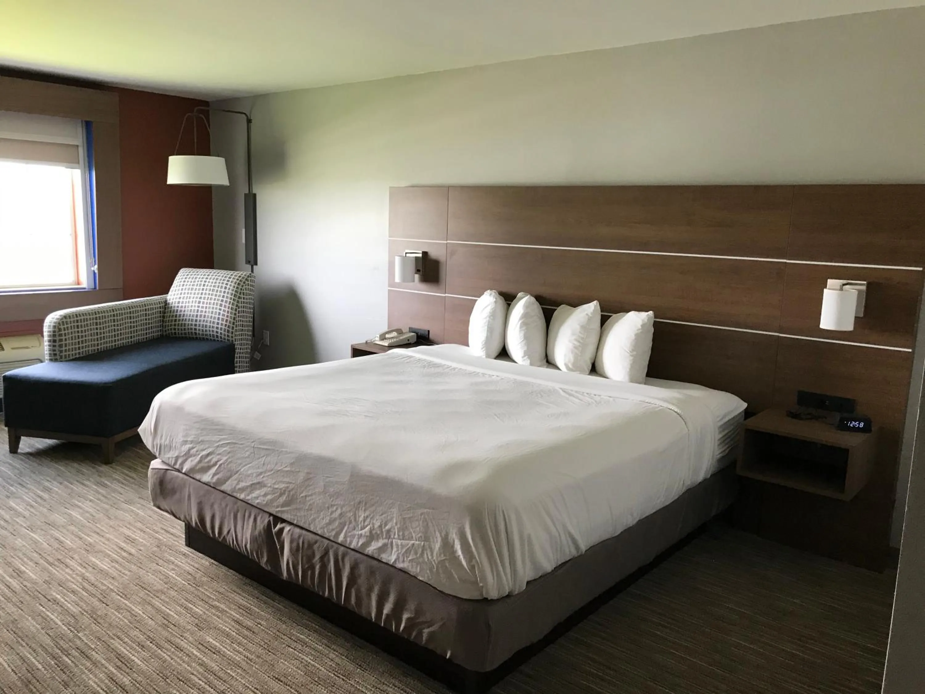 Bed in Holiday Inn Express - Toledo West - Napoleon by IHG