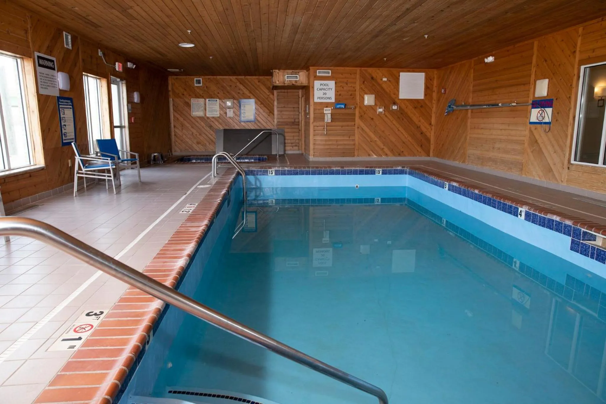 Swimming pool in Holiday Inn Express - Toledo West - Napoleon by IHG