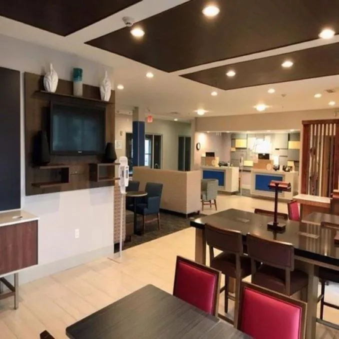 Lobby or reception in Holiday Inn Express - Toledo West - Napoleon by IHG