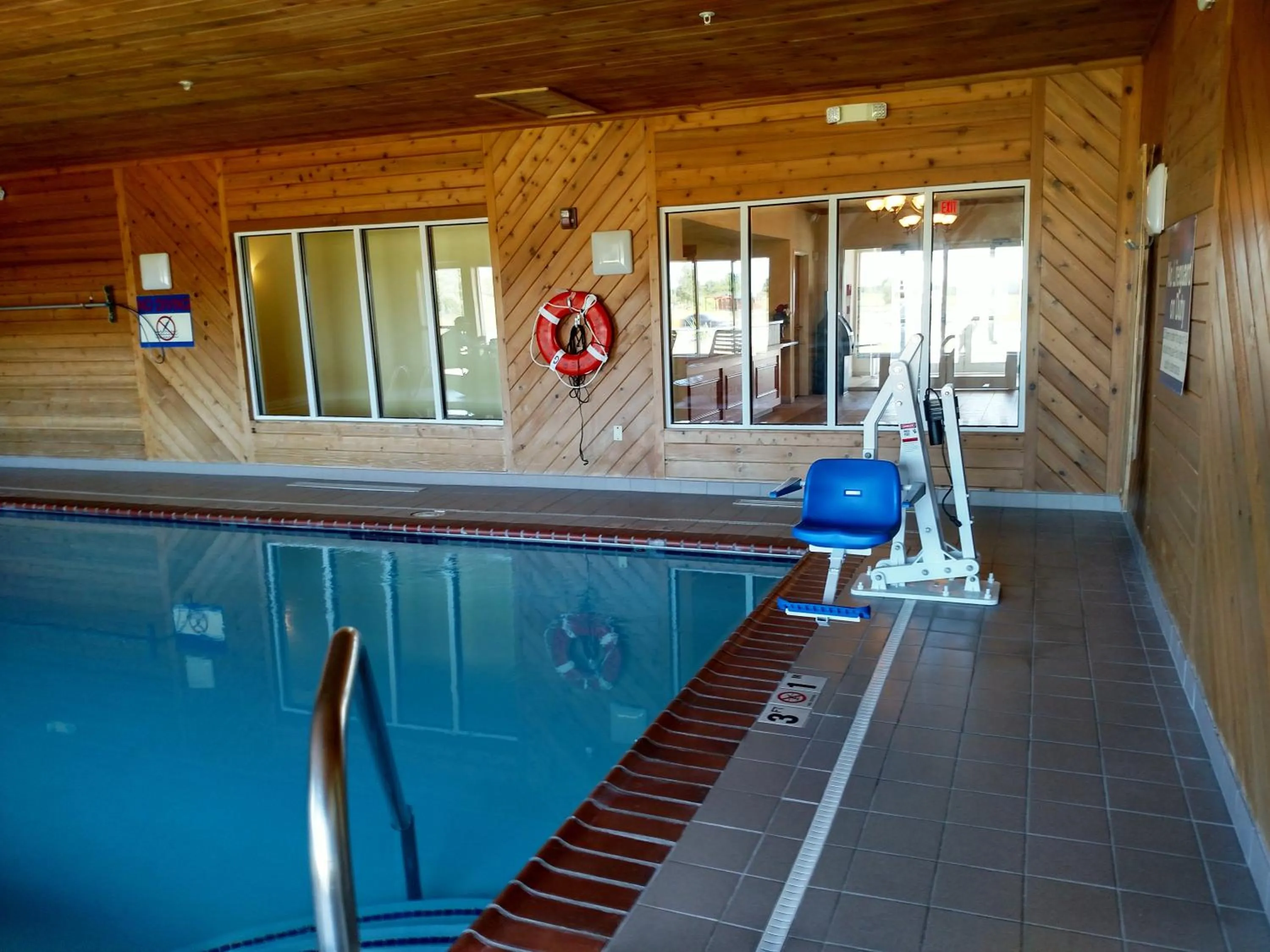 Swimming pool in Holiday Inn Express - Toledo West - Napoleon by IHG
