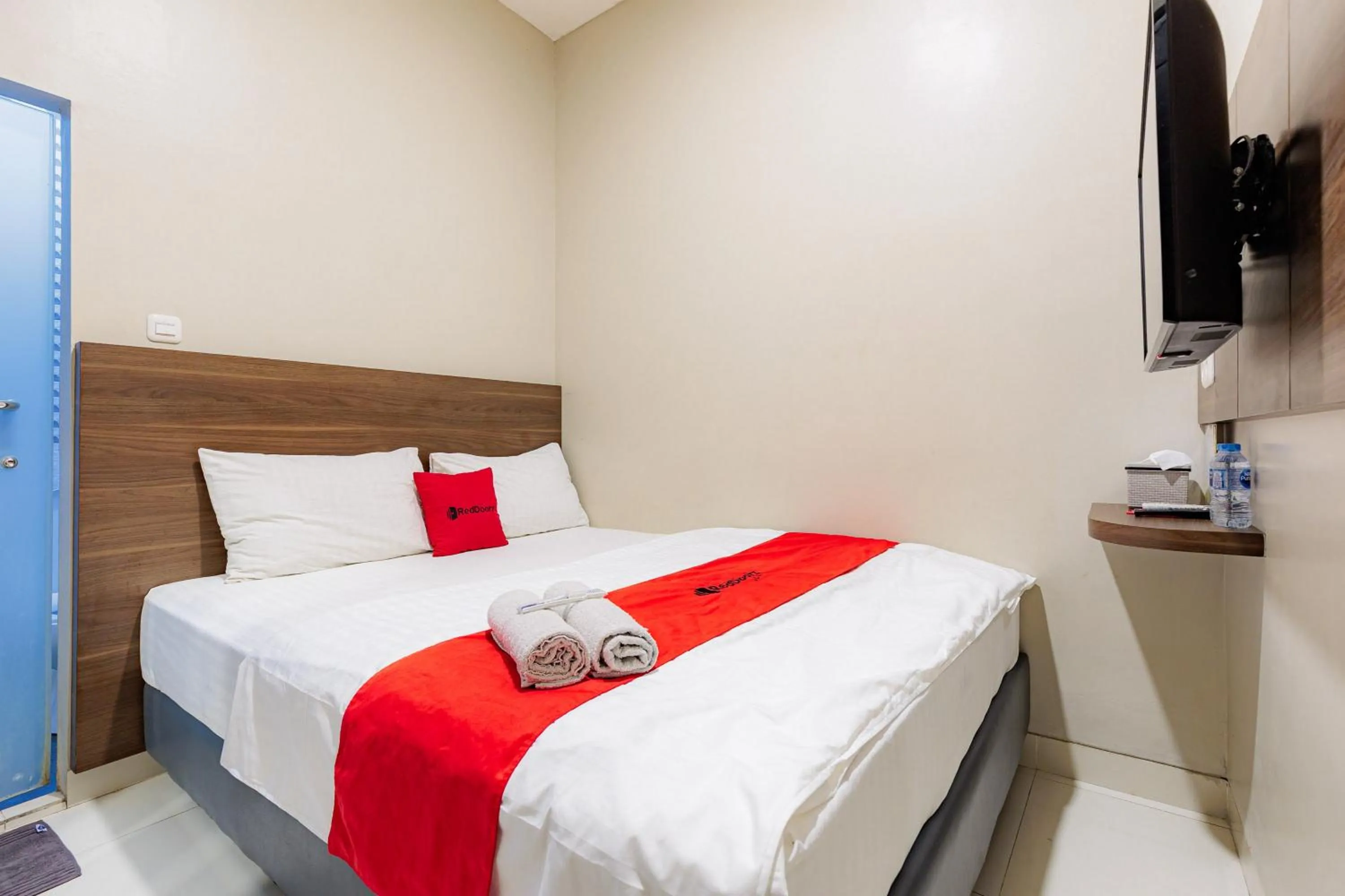 Bedroom, Bed in RedDoorz near Taman Palem