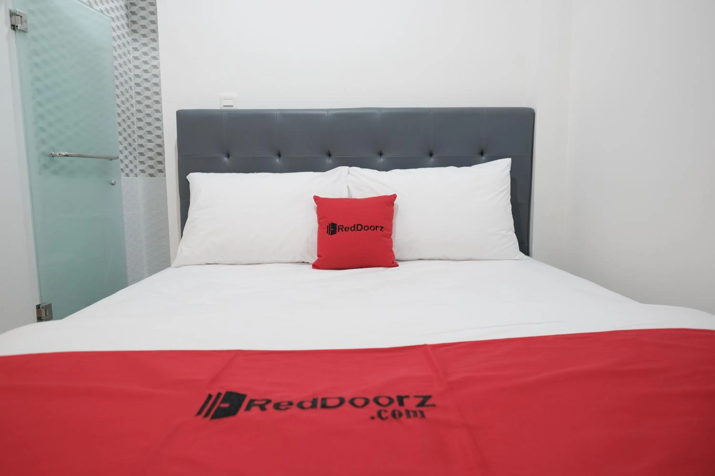 Bedroom, Bed in RedDoorz near Taman Palem