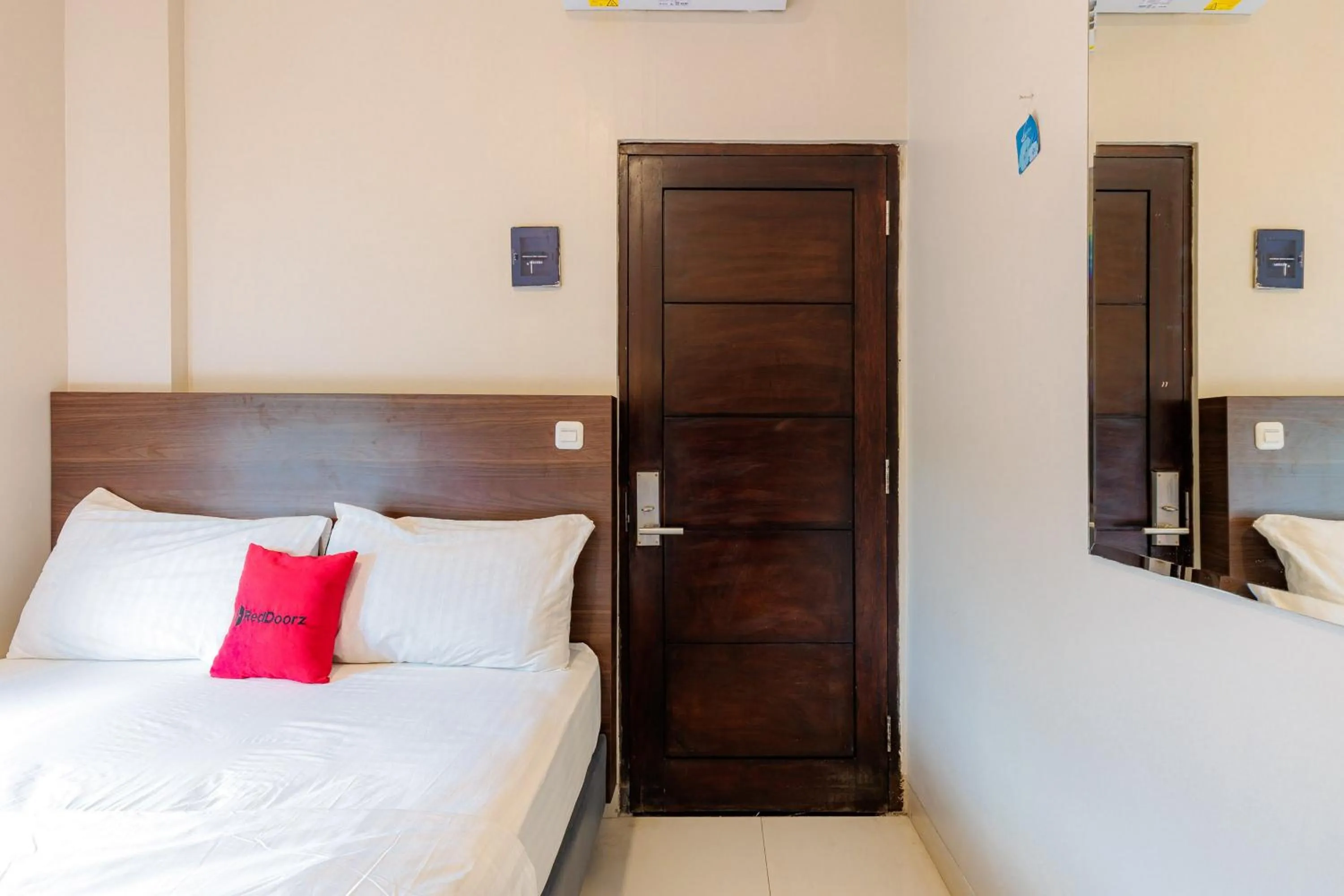 Bedroom, Bed in RedDoorz near Taman Palem