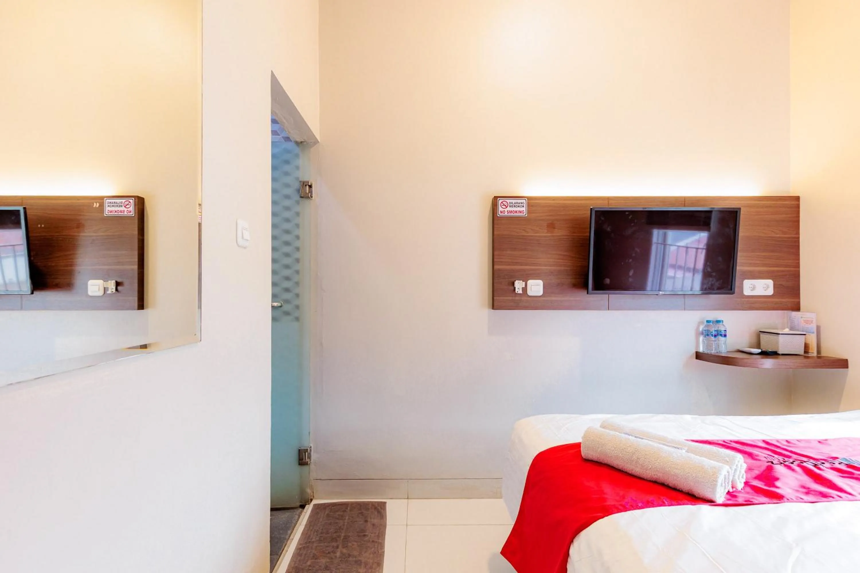 Bedroom, Bed in RedDoorz near Taman Palem