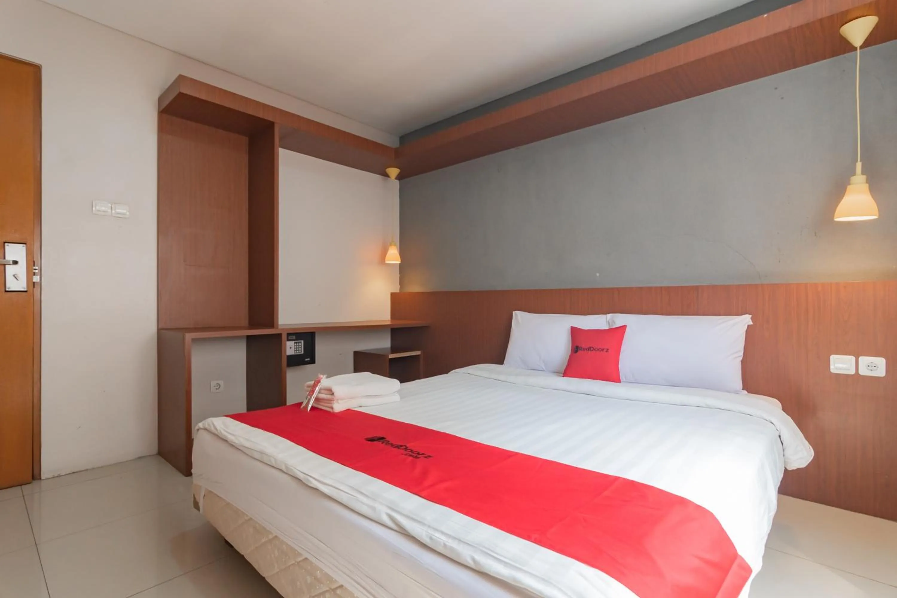 Bedroom, Bed in RedDoorz Plus @ Dago Pojok 3