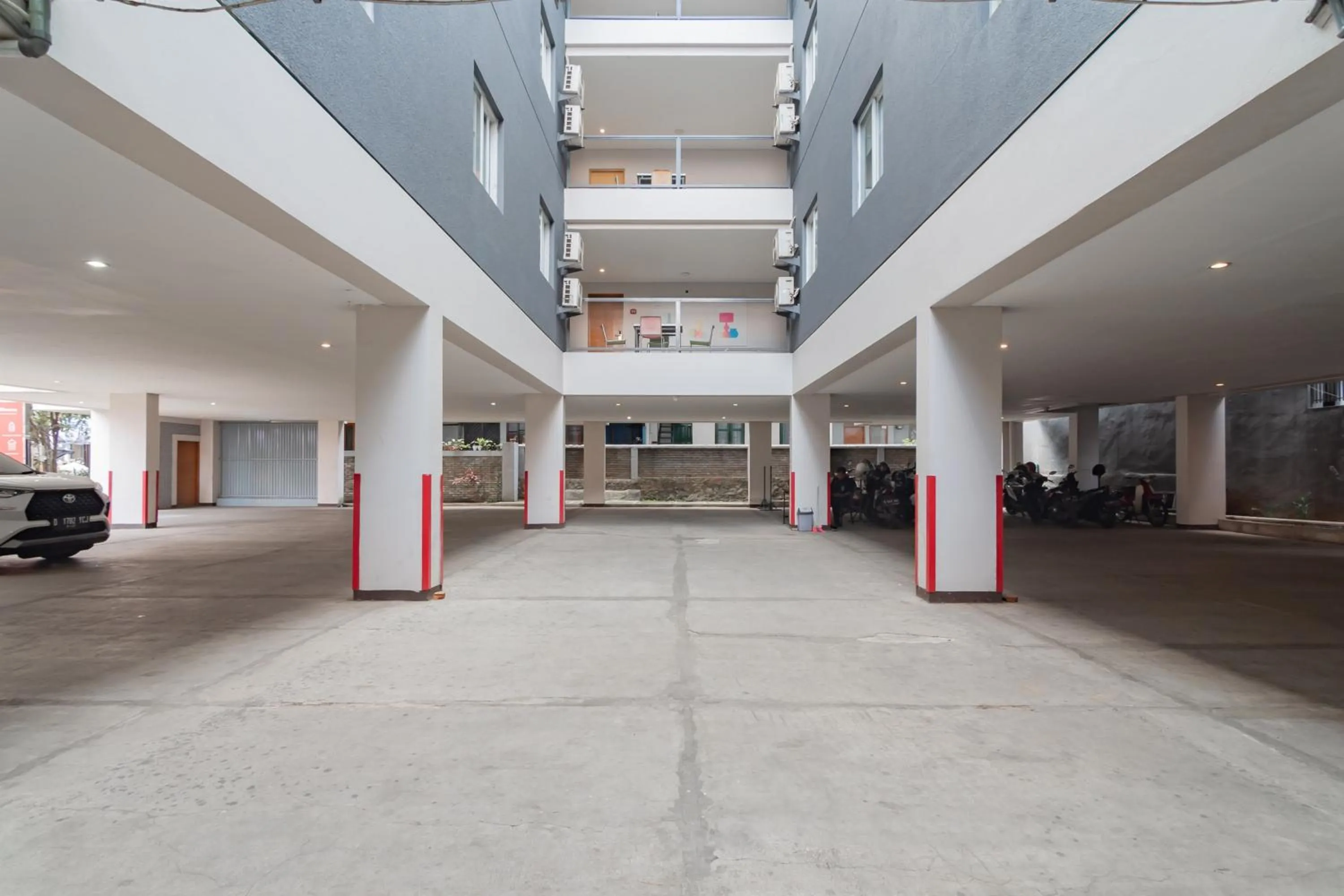 Parking in RedDoorz Plus @ Dago Pojok 3