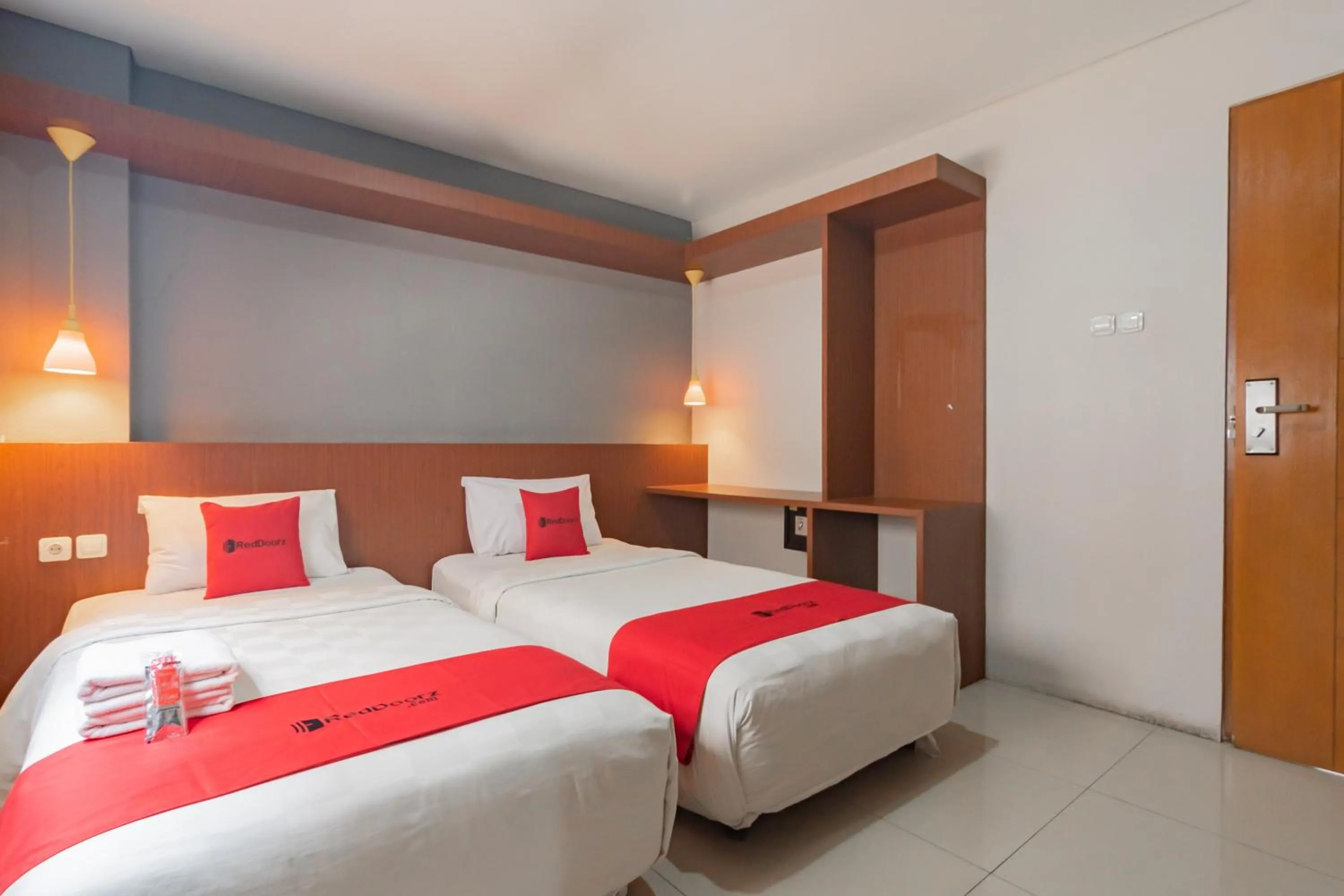 Bedroom, Bed in RedDoorz Plus @ Dago Pojok 3