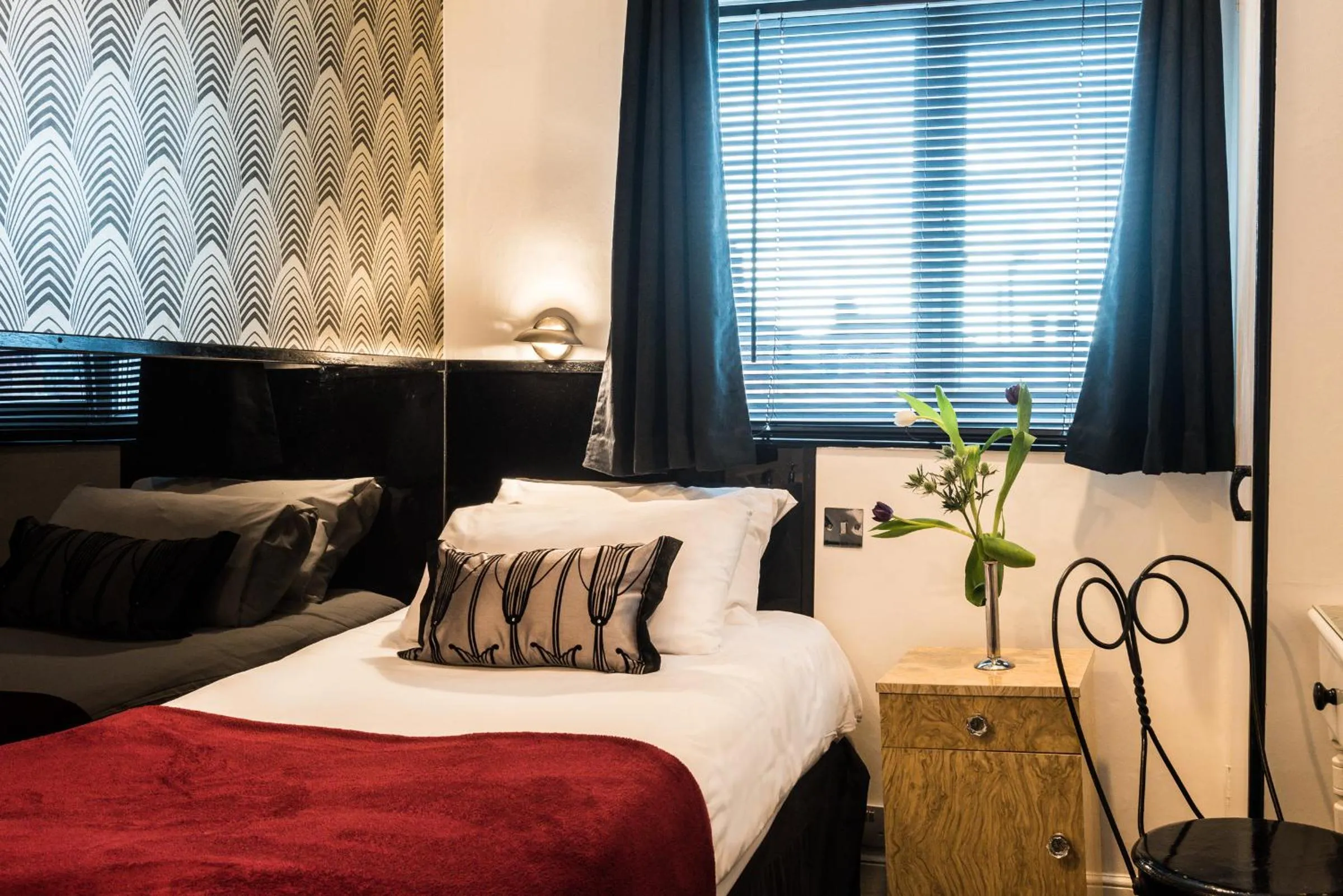 Photo of the whole room, Bed in Paskins Town House