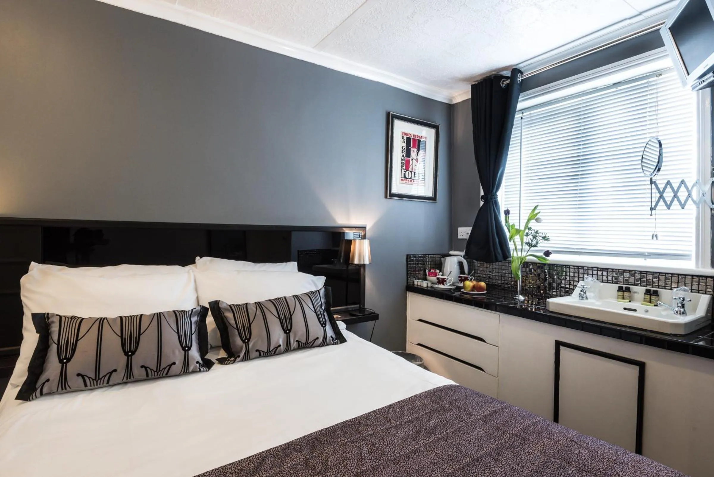 Day, Bed in Paskins Town House