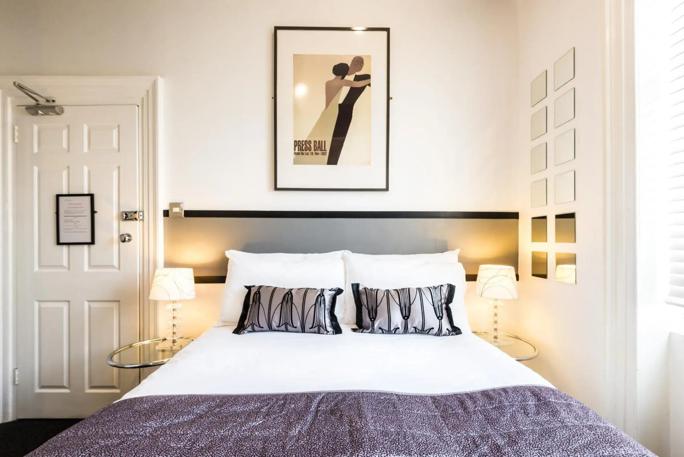 Budget Double Room in Paskins Town House Budget Double Room in Paskins Town House