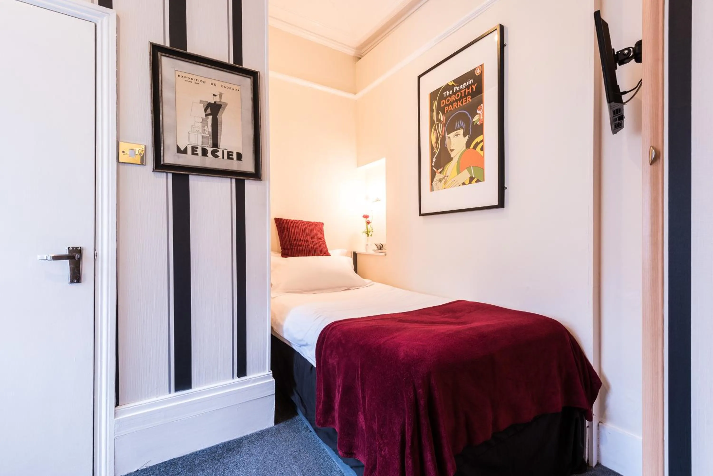 Photo of the whole room, Bed in Paskins Town House