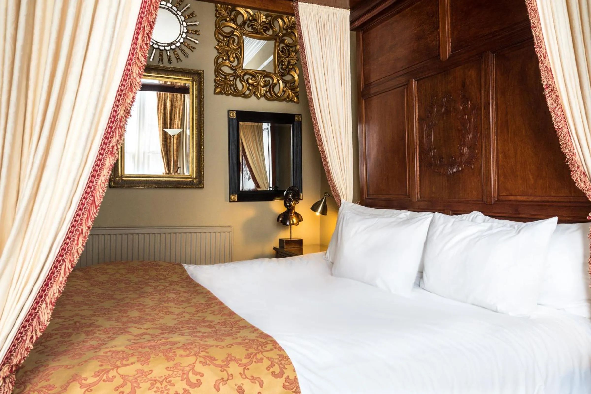 Photo of the whole room, Bed in Paskins Town House